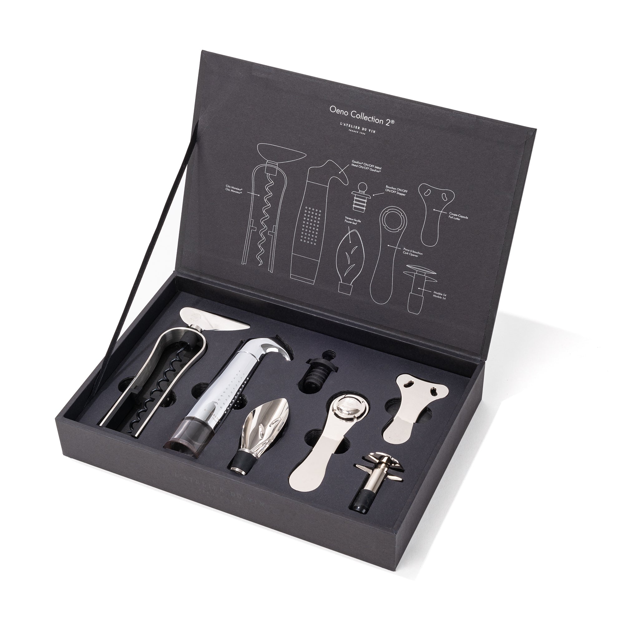 Caja negra L'Atelier du Vin Oeno Collection 2 abierta con set de accesorios cromados sobre fondo blanco