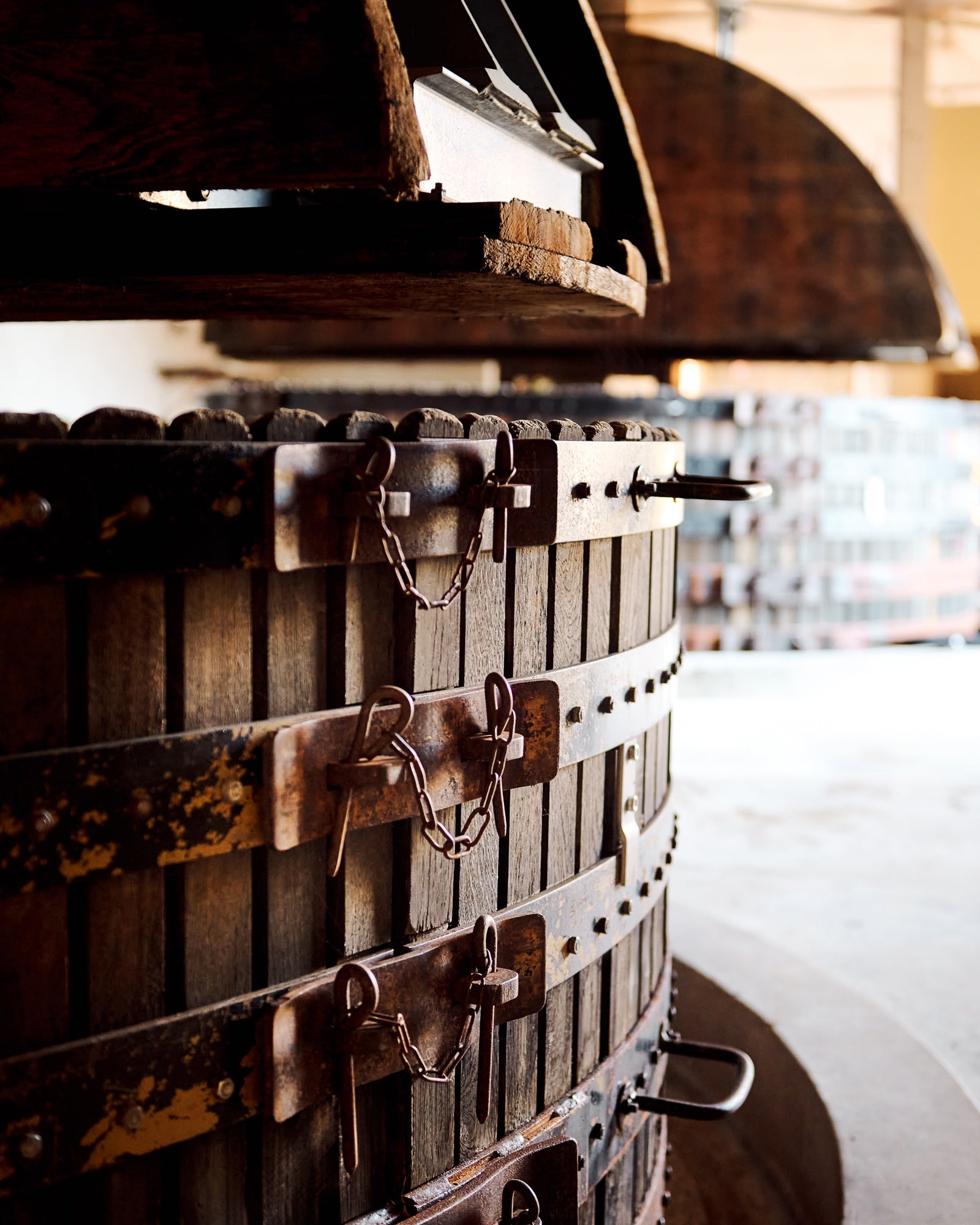 Antigua prensa de madera en bodega tradicional evocando el mundo del vino Oeno Motion Wood & Black