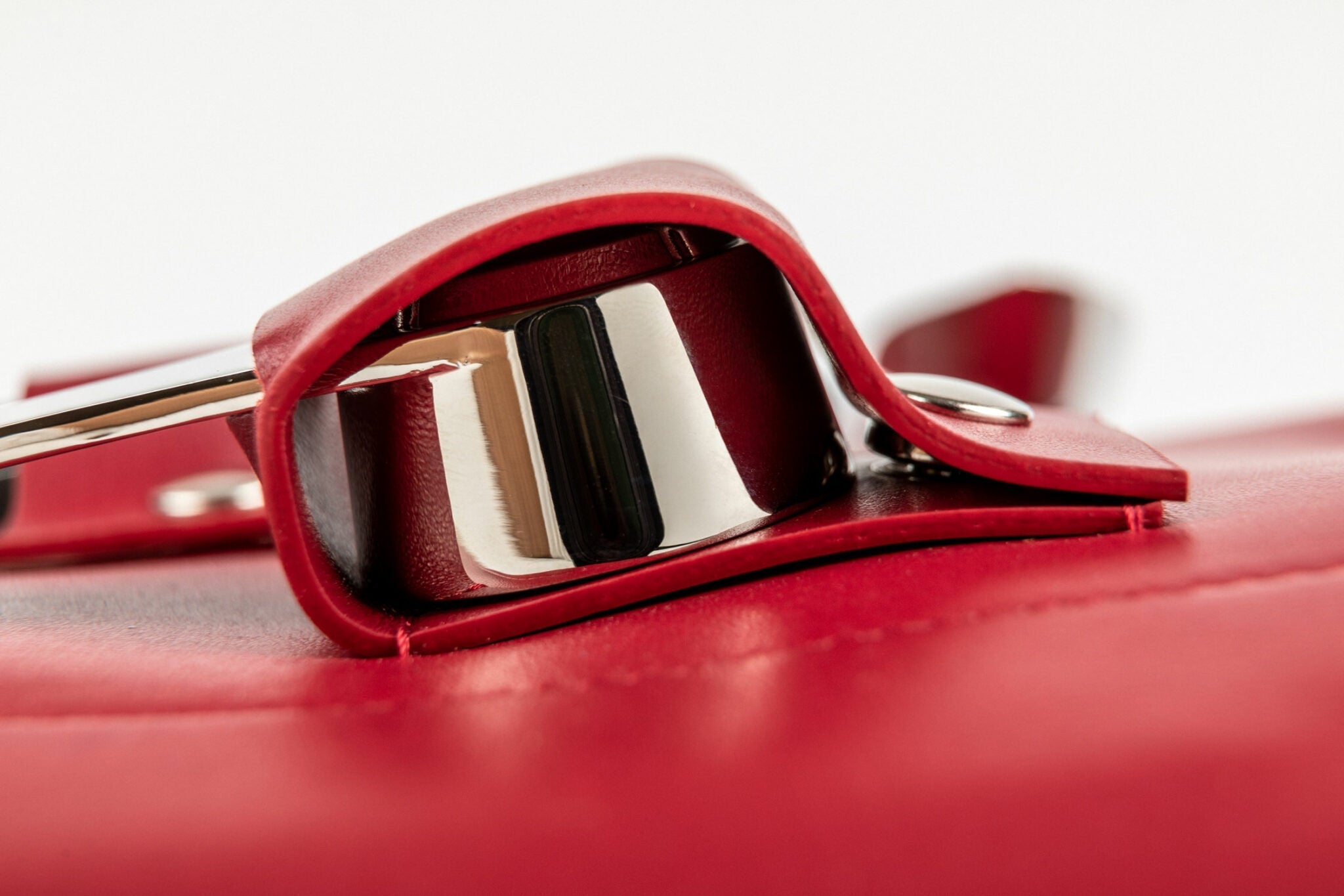 Detalle del sommelier en soporte de cuero rojo del estuche nómada L'Atelier du Vin Oeno Collection Nomad