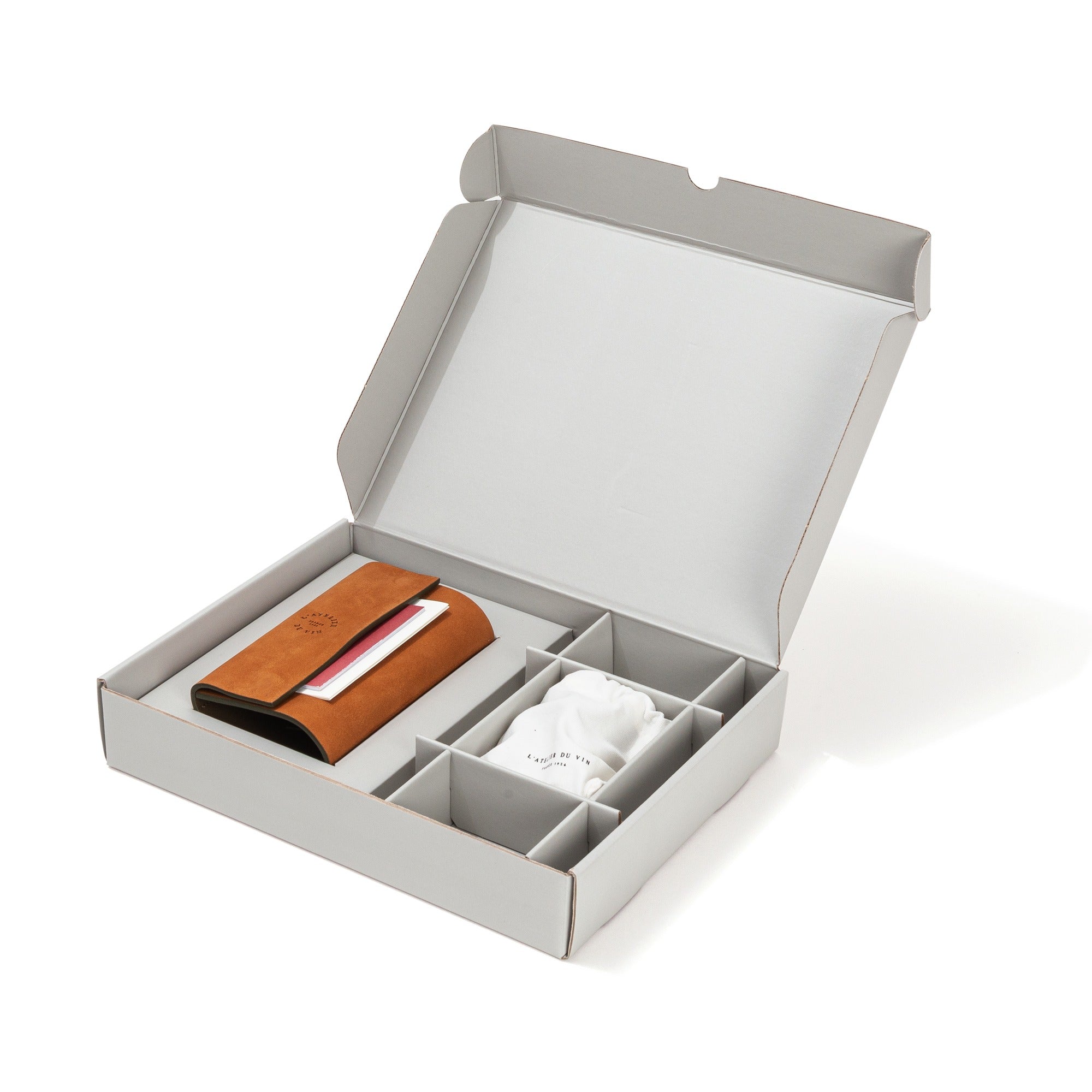 Caja de embalaje del Bilame Nomad de L'Atelier du Vin abierta con estuche de cuero en interior