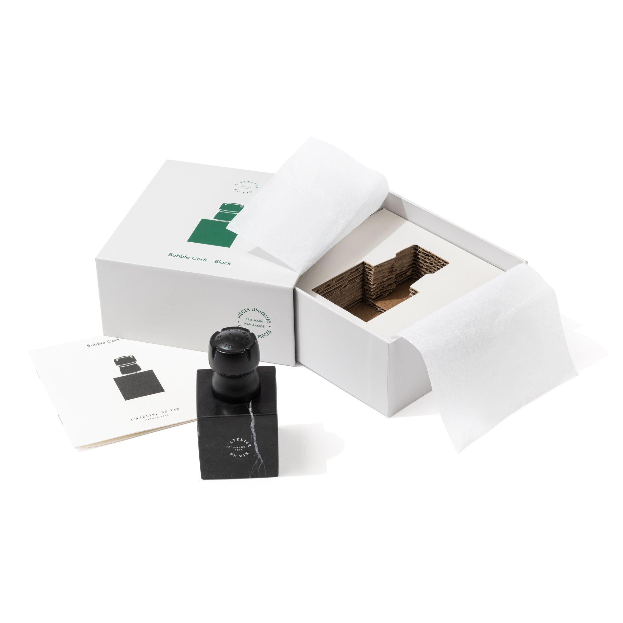 Caja de regalo abierta del L'Atelier du Vin Bubble Cork Black con producto y tarjeta incluidos