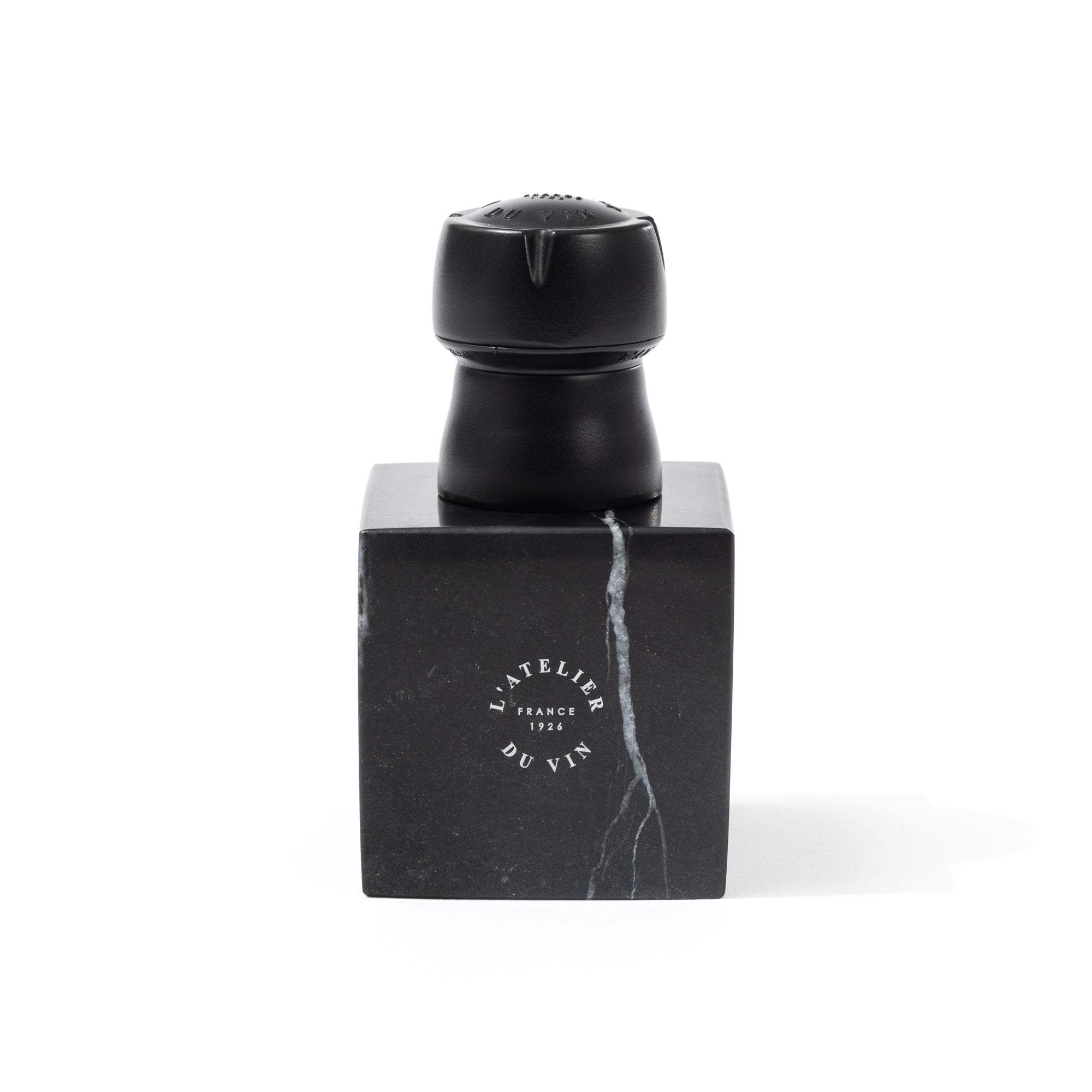 Tapón de champán L'Atelier du Vin Bubble Cork Black sobre cubo de mármol negro, vista frontal