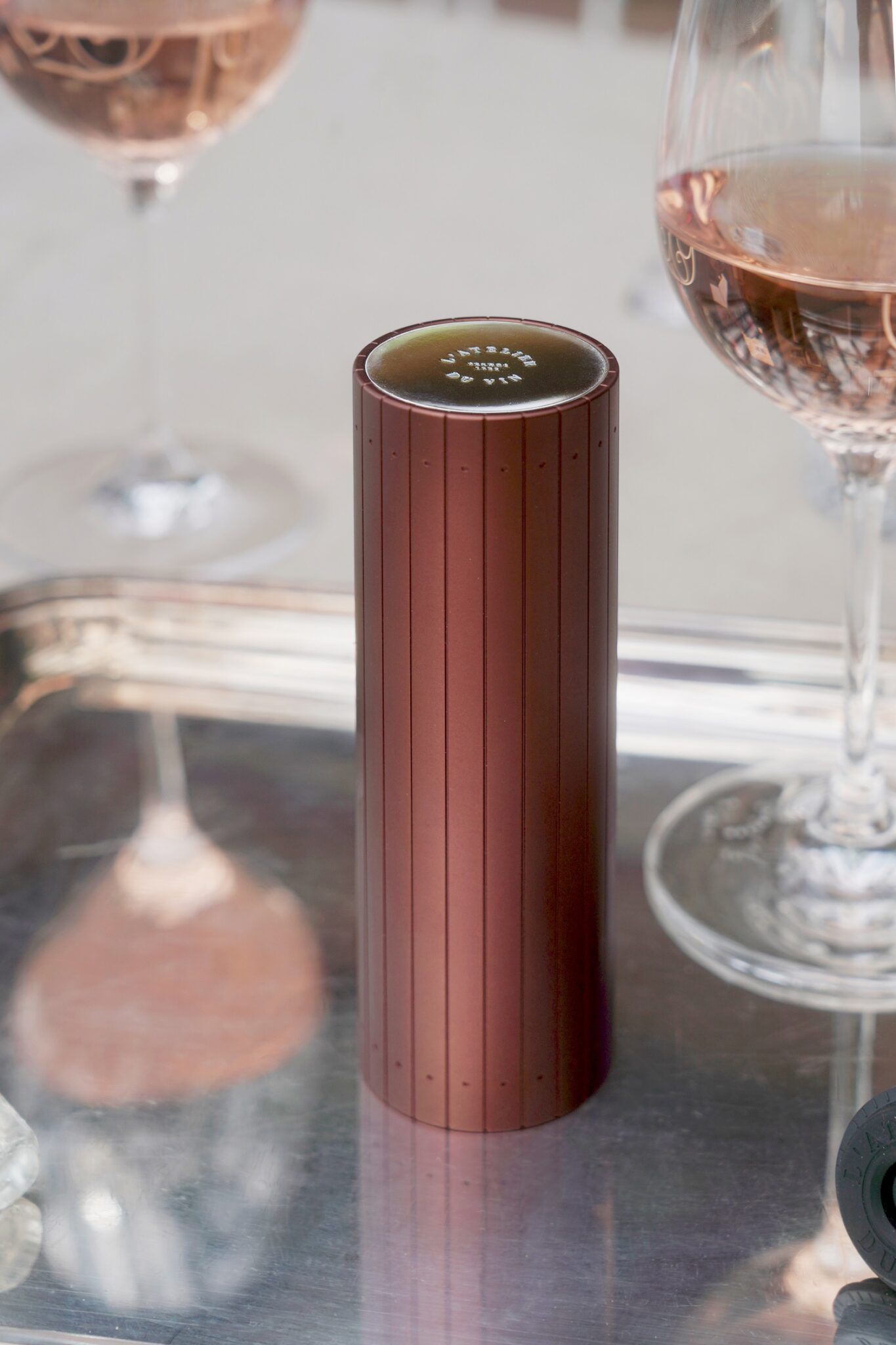 Gard'Vin On/Off Power Signature L'Atelier du Vin sobre mesa con copas de vino rosado en ambiente elegante