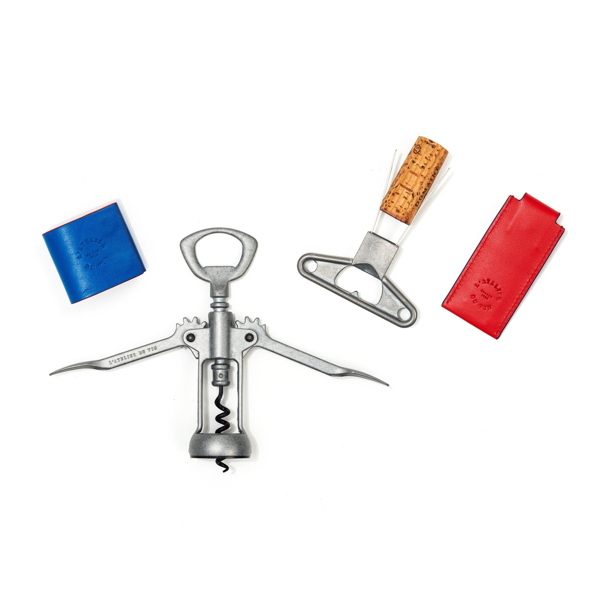 Set Les Bons Amis de L'Atelier du Vin con sacacorchos, abridor, funda roja y estuche azul sobre fondo blanco