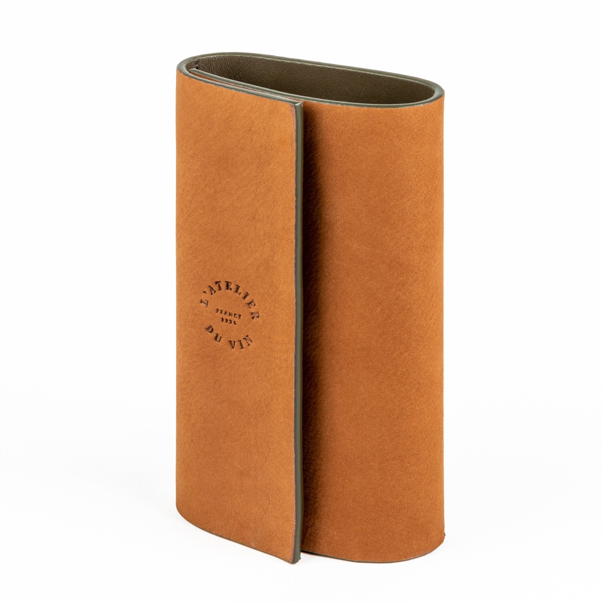 Estuche Bilame Nomad de L'Atelier du Vin cerrado vista frontal en cuero marrón claro con logo