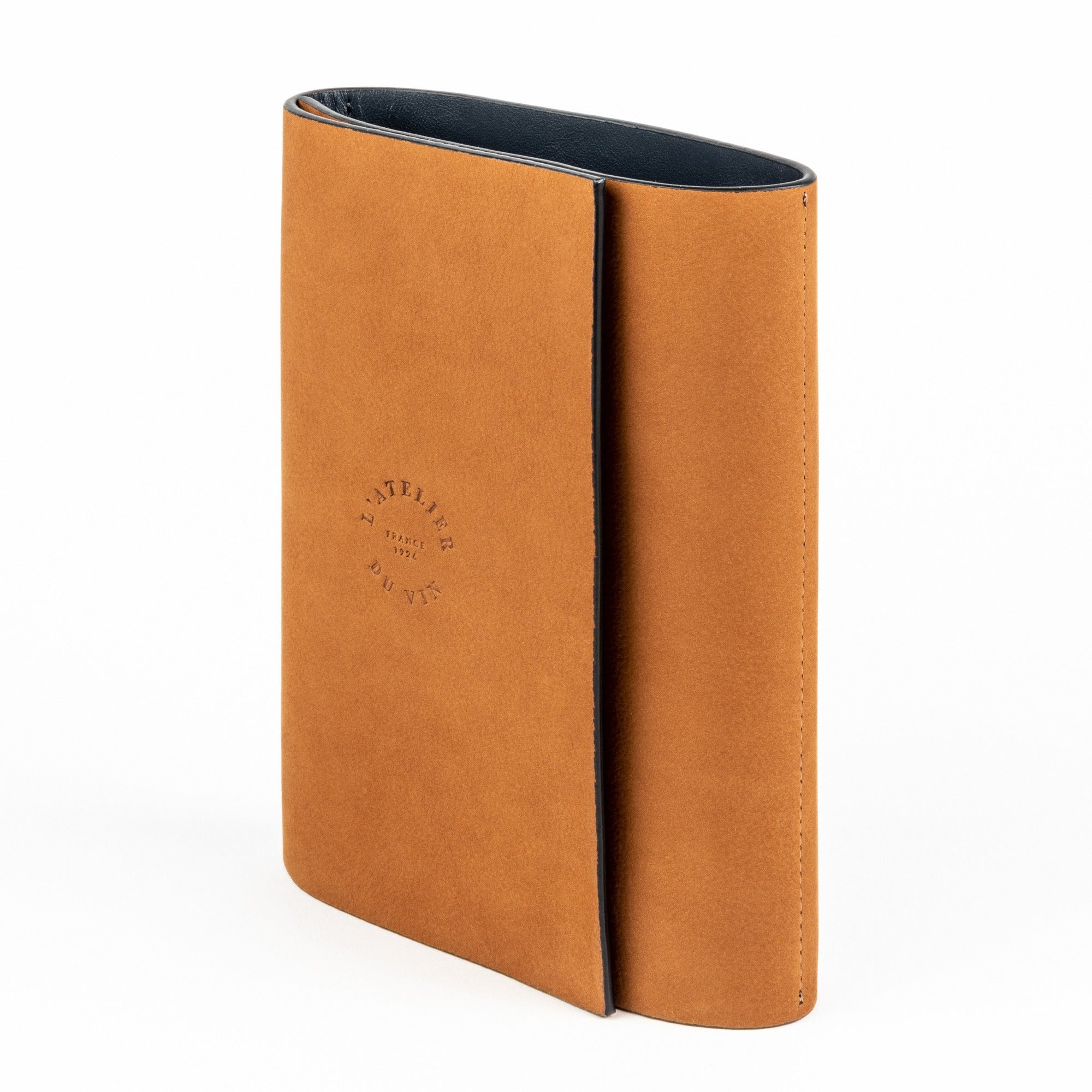 Estuche nómada L'Atelier du Vin Oeno Motion Nomad cerrado en cuero natural con sello grabado sobre fondo blanco