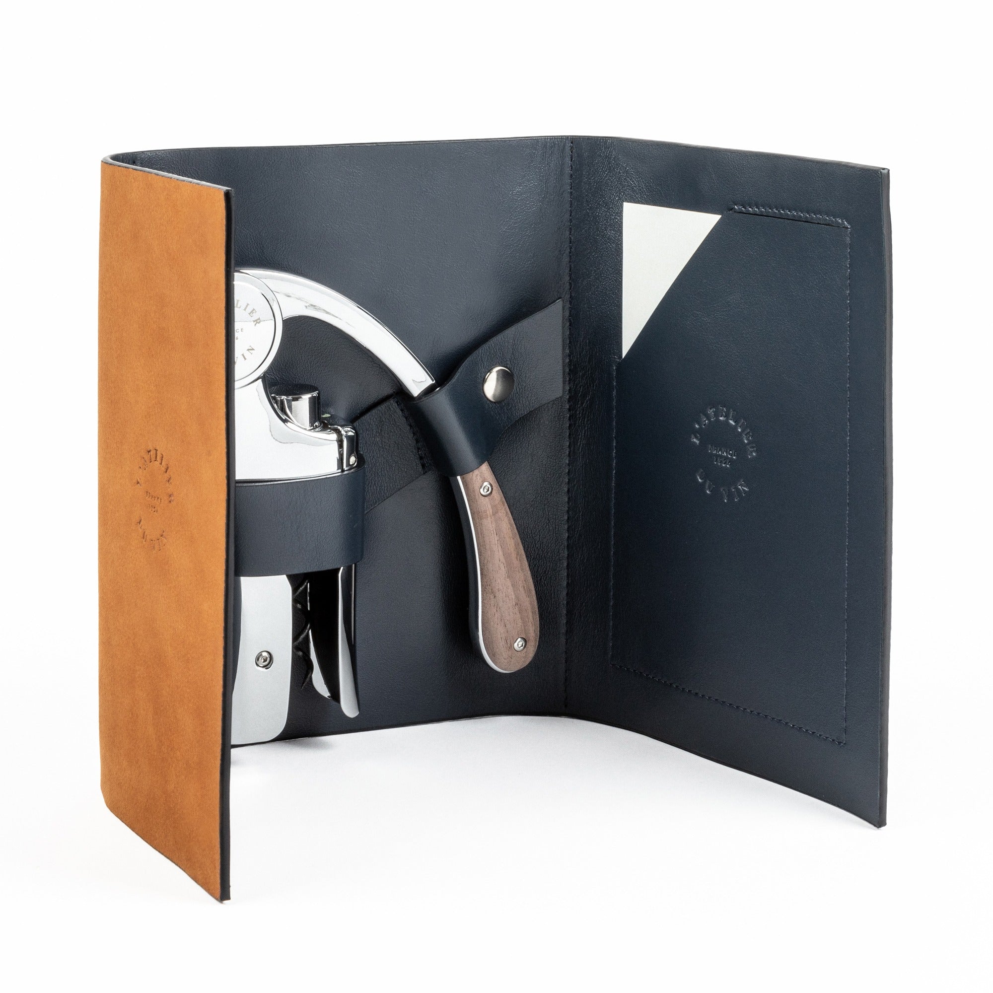 Estuche nómada L'Atelier du Vin Oeno Motion Nomad abierto con descorchador de palanca en cuero azul marino