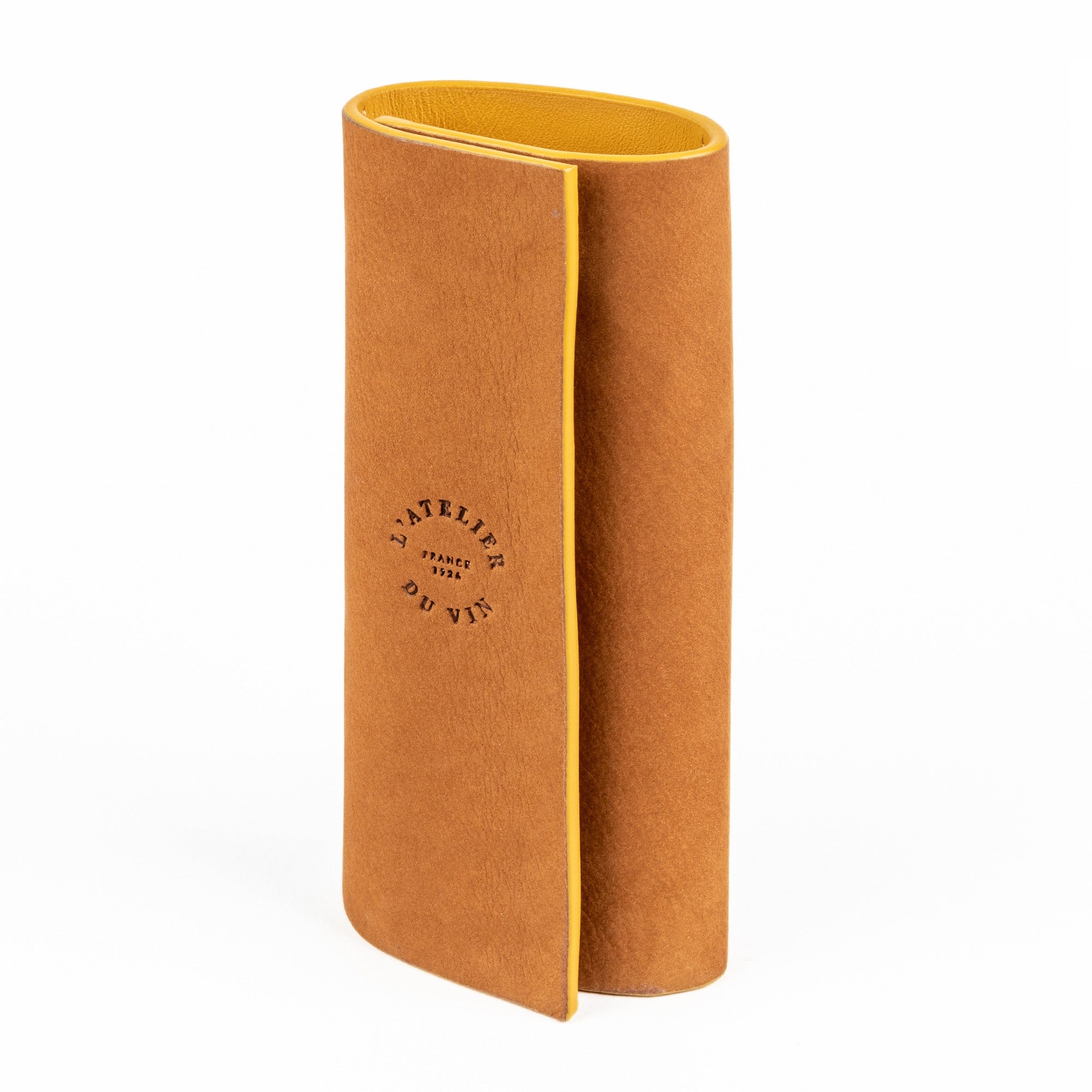 Estuche Soft Machine Nomad L'Atelier du Vin cerrado de frente con sello grabado sobre fondo blanco