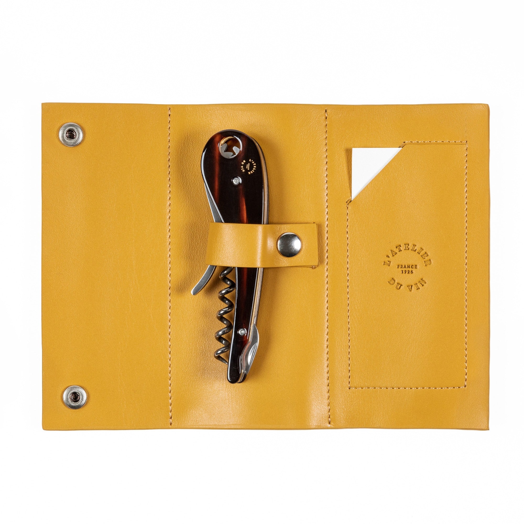 Estuche Soft Machine Nomad L'Atelier du Vin abierto visto de frente con sacacorchos Dandy y bolsillo de cuero