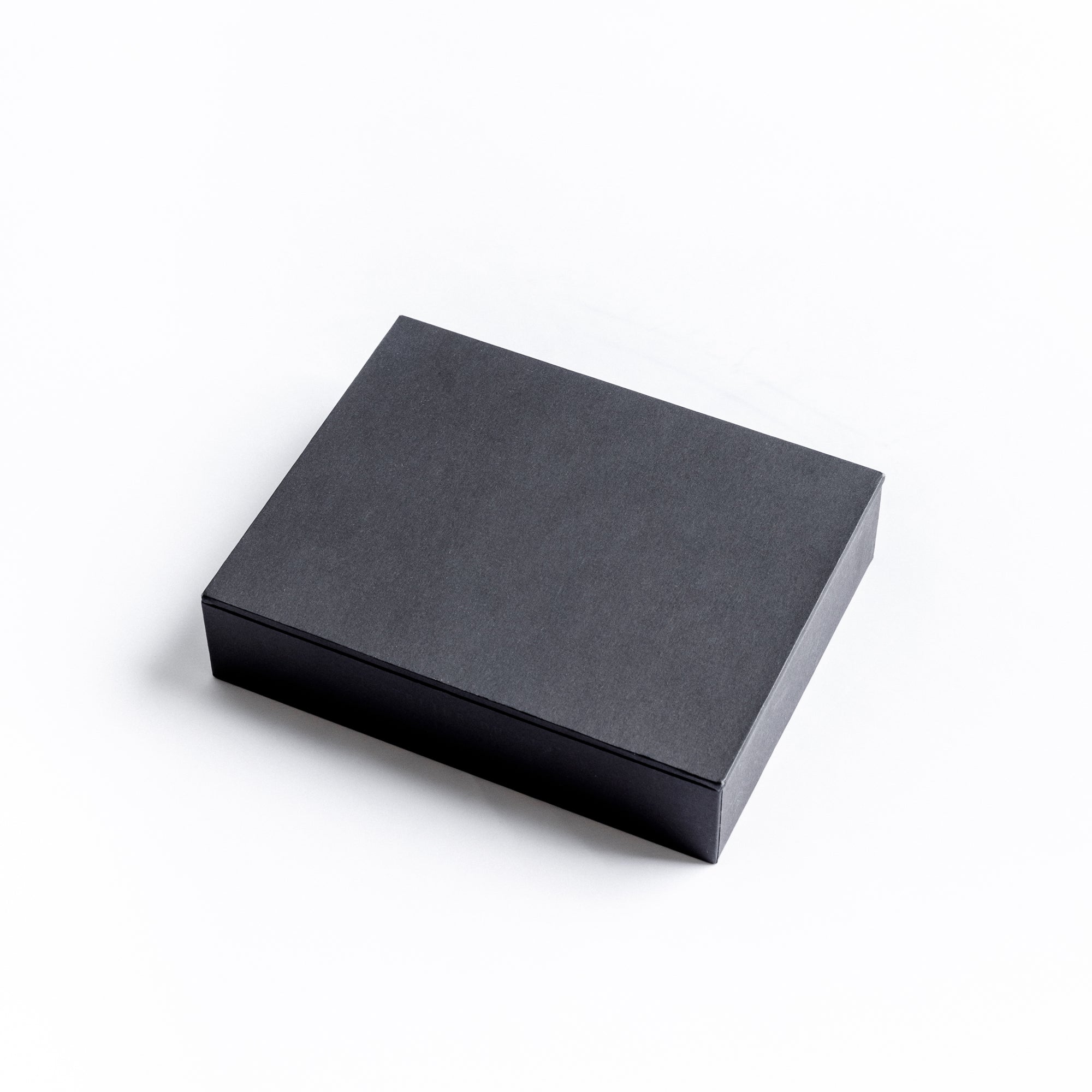 Cofre negro cerrado L'Atelier du Vin Oeno Collection 4 packshot sobre fondo blanco
