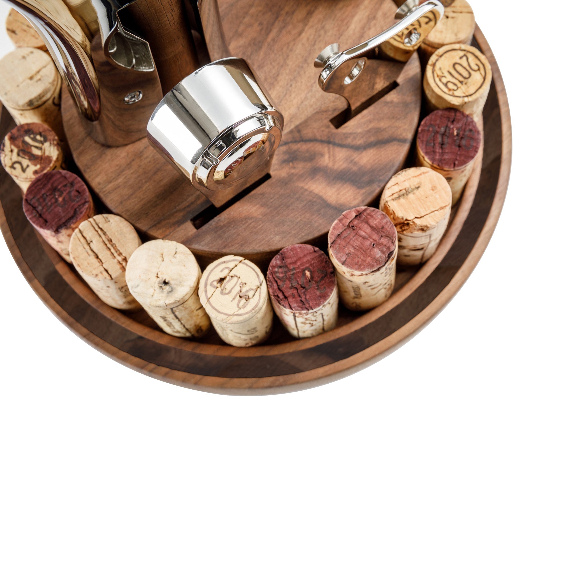Vista cenital de base de madera del L'Atelier du Vin Oeno Motion Groom con corchos y accesorios cromados