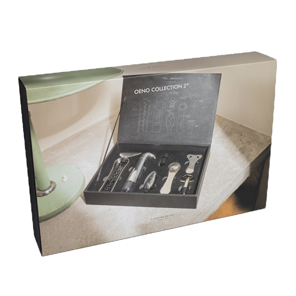 Set L'Atelier du Vin Oeno Collection 2 en caja negra abierta sobre encimera en ambiente de cocina
