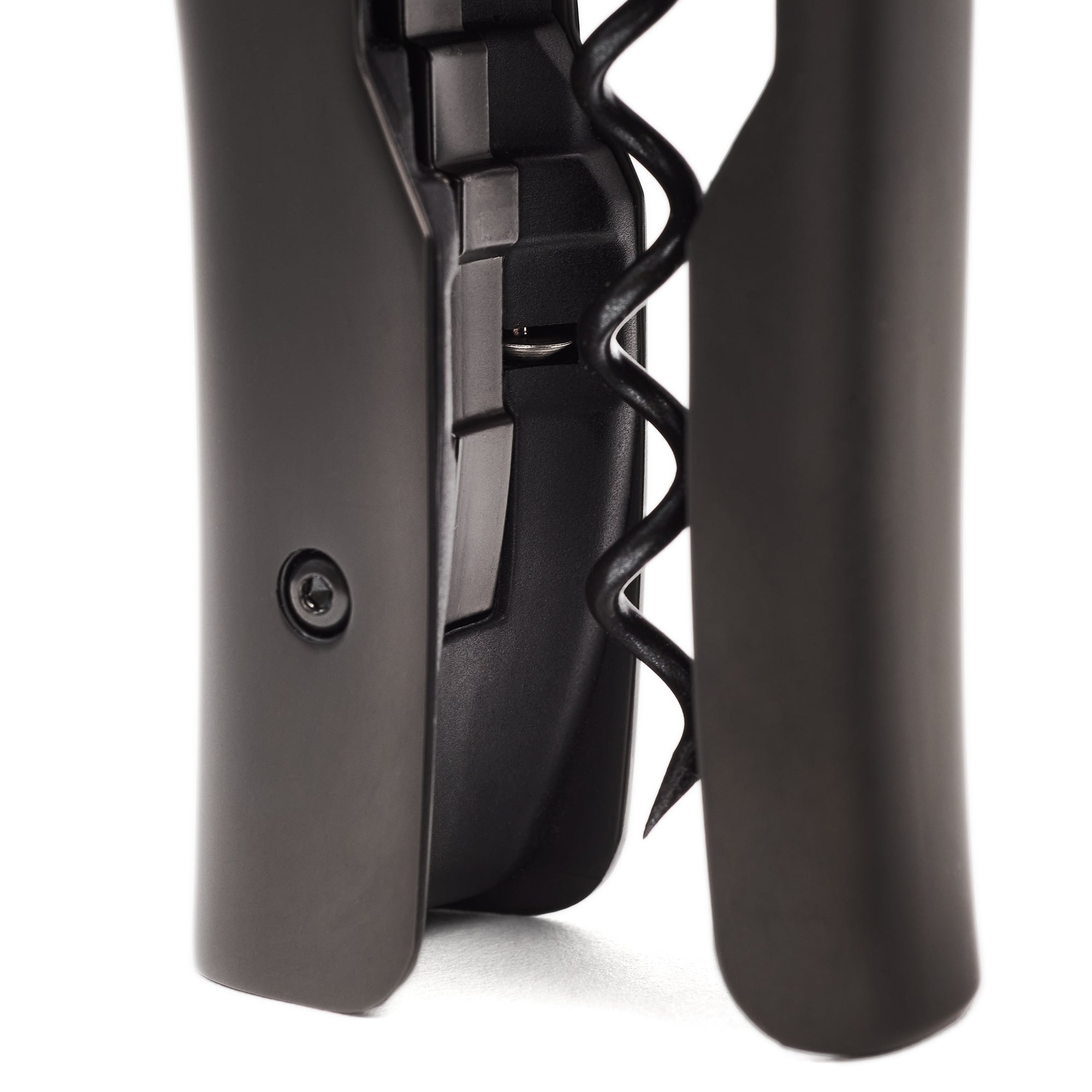 Primer plano del espiral y cuerpo negro del sacacorchos Oeno Motion Wood & Black L'Atelier du Vin
