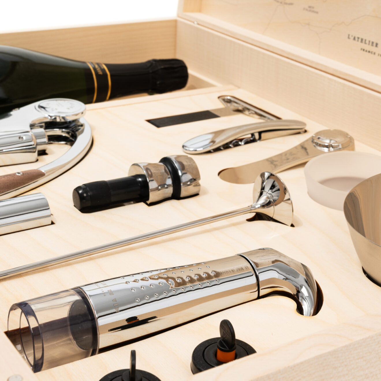 Set de accesorios L'Atelier du Vin Oeno Box Connoisseur 1 con descorchador y botella de champán en caja