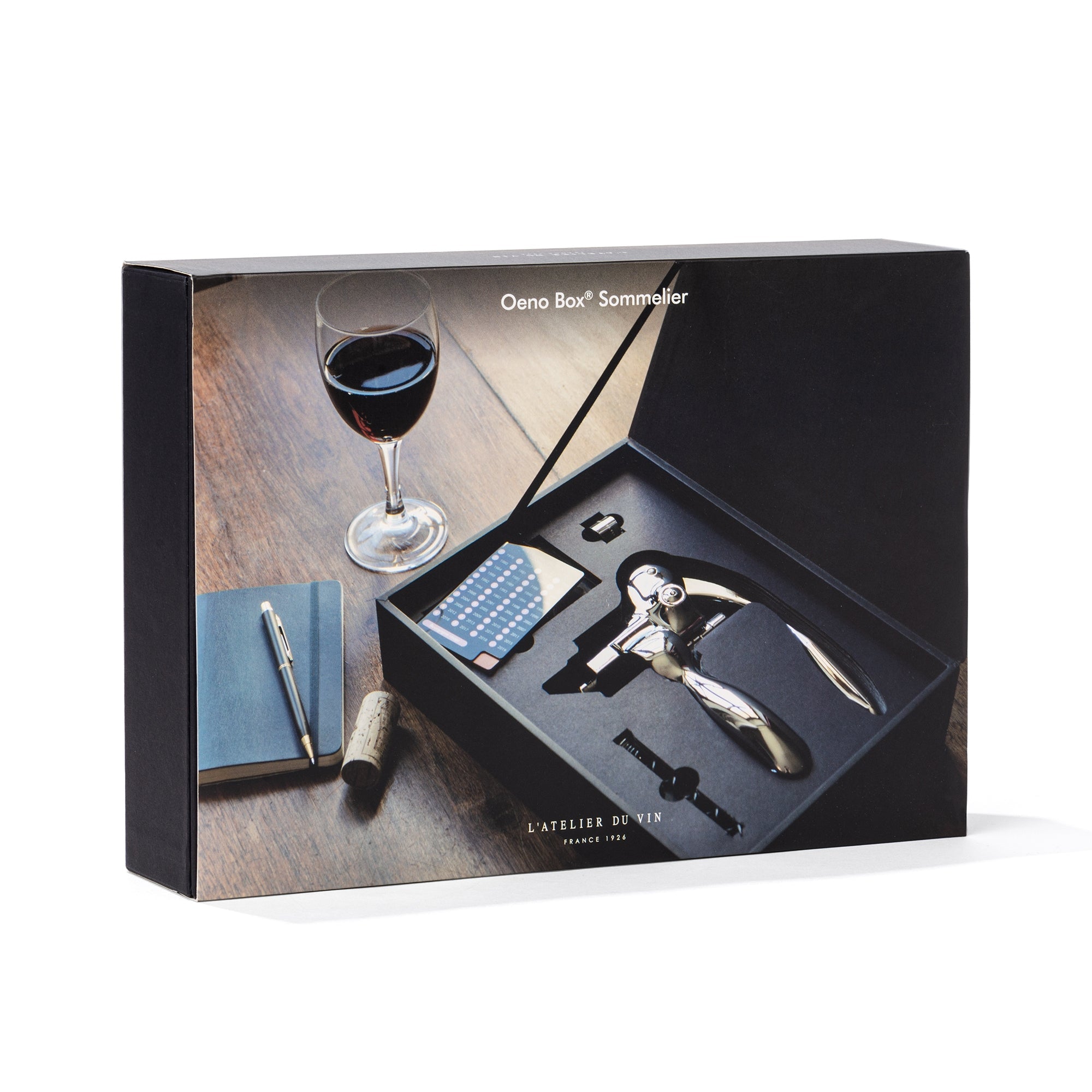 Set Oeno Box Sommelier de L'Atelier du Vin abierto junto a copa de vino tinto y libreta