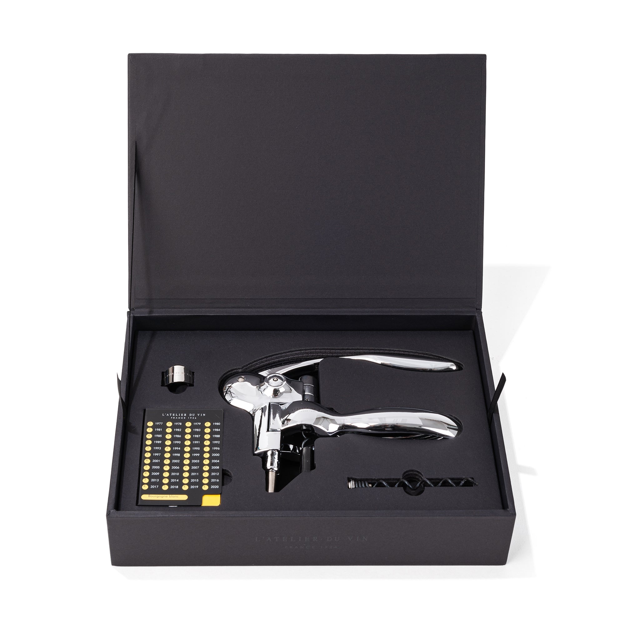 Set Oeno Box Sommelier de L'Atelier du Vin abierto vista frontal con sacacorchos cromado y etiquetas
