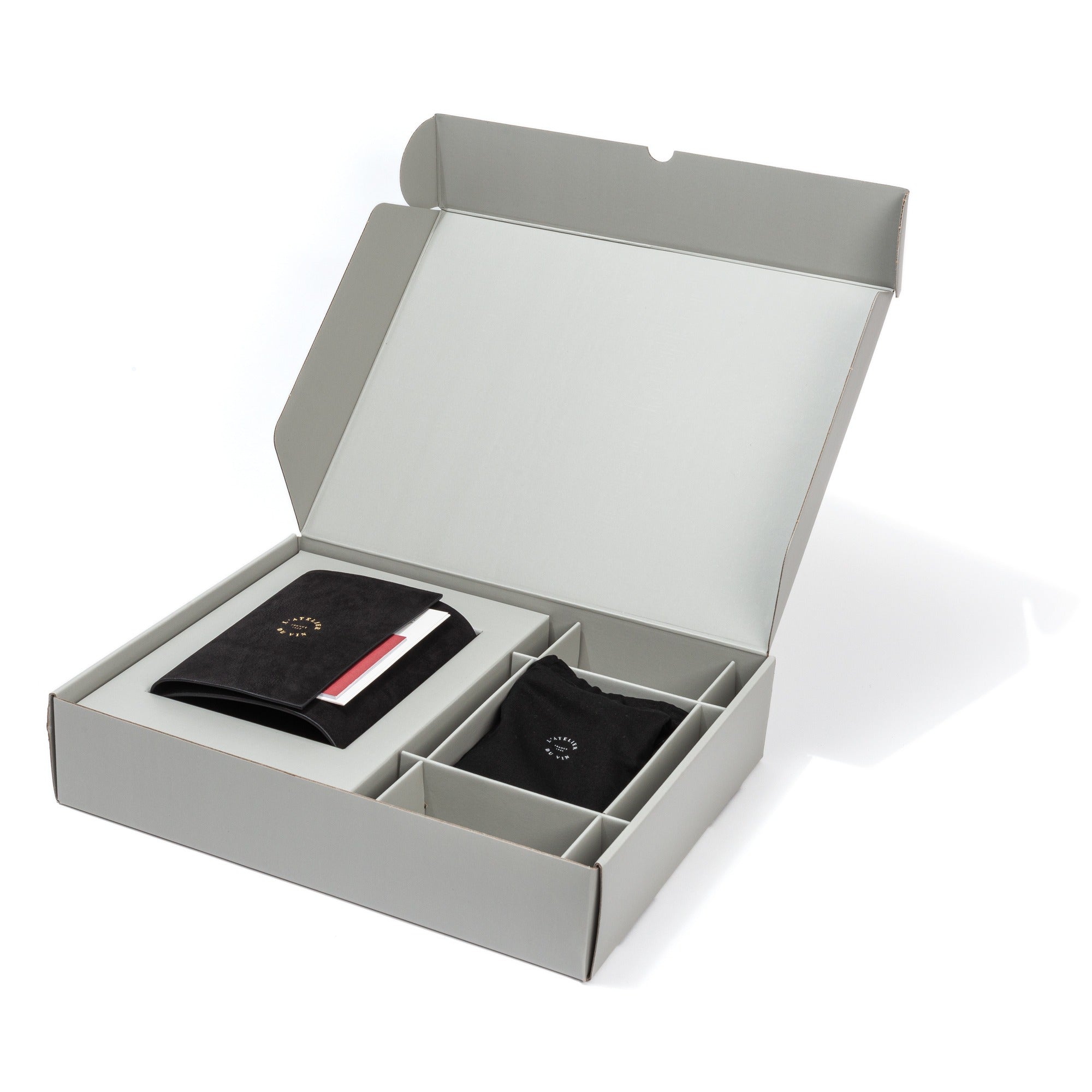 Caja de envío abierta del Oeno Motion Gold Nomad L'Atelier du Vin con estuche y bolsa en su interior