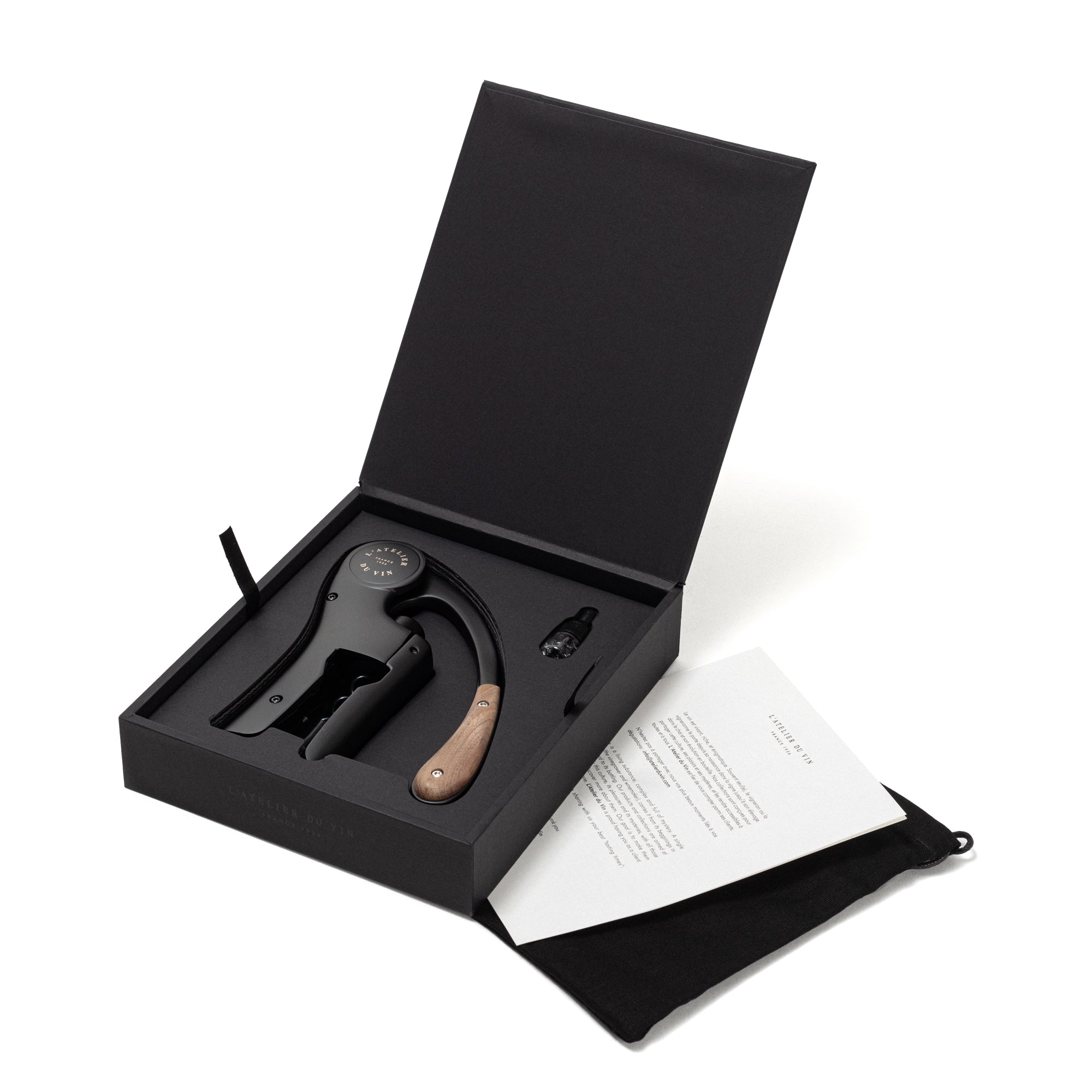 Caja negra abierta del Oeno Motion Wood & Black L'Atelier du Vin con sacacorchos bolsa y folleto