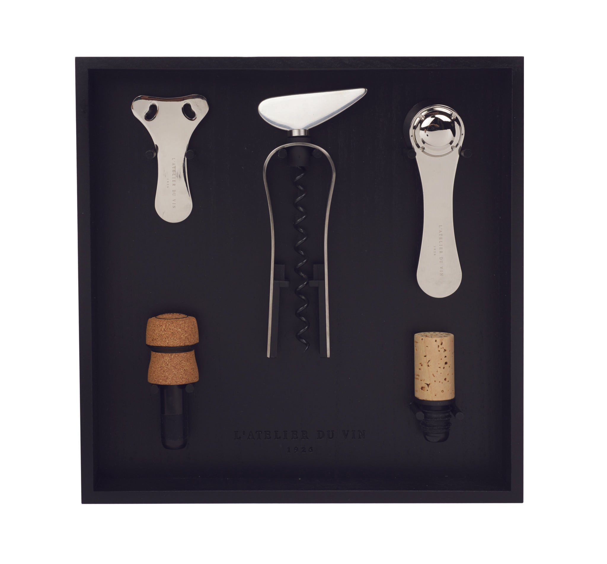 Râtelier à Outils du Vin L'Atelier du Vin con sacacorchos descapsulador vertedor y tapones sobre fondo negro