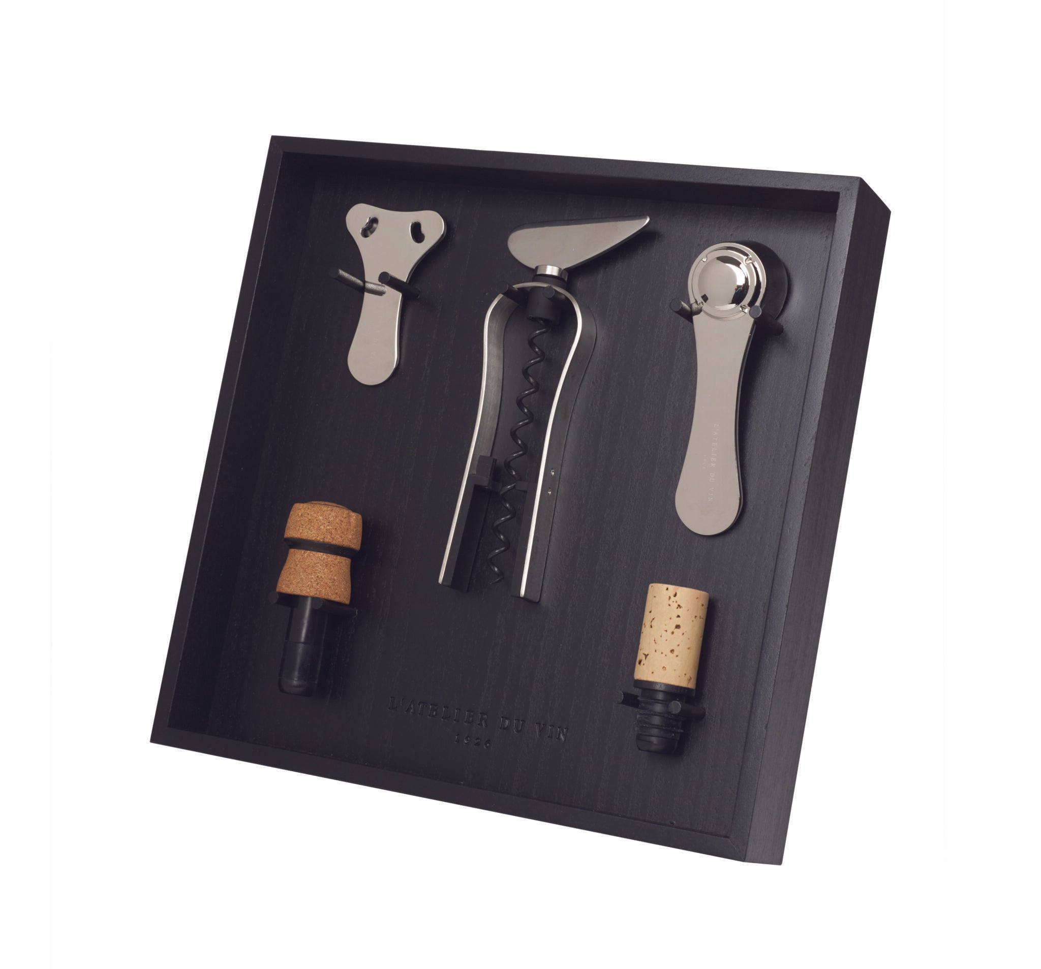 Vista en ángulo del Le Râtelier à Outils du Vin L'Atelier du Vin con herramientas de vino en panel negro