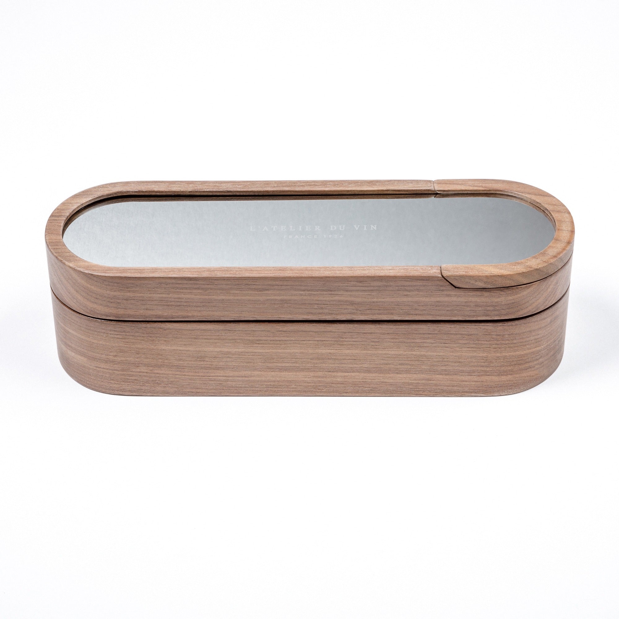 Estuche de madera de nogal cerrado del set Sparkling de L'Atelier du Vin con tapa metálica gris grabada