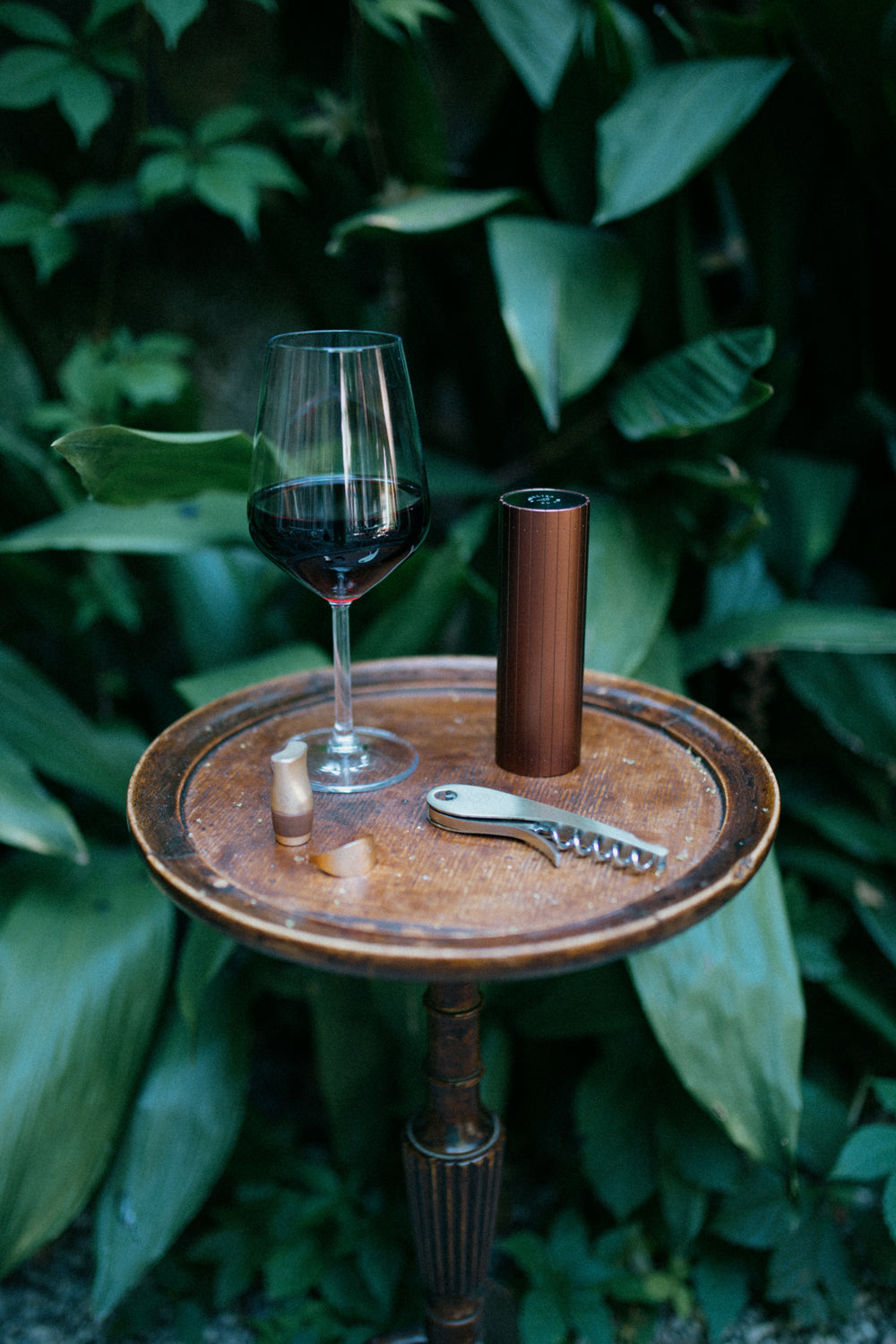 Gard'Vin On/Off Power Signature L'Atelier du Vin en mesa con copa de vino tinto y sacacorchos al aire libre