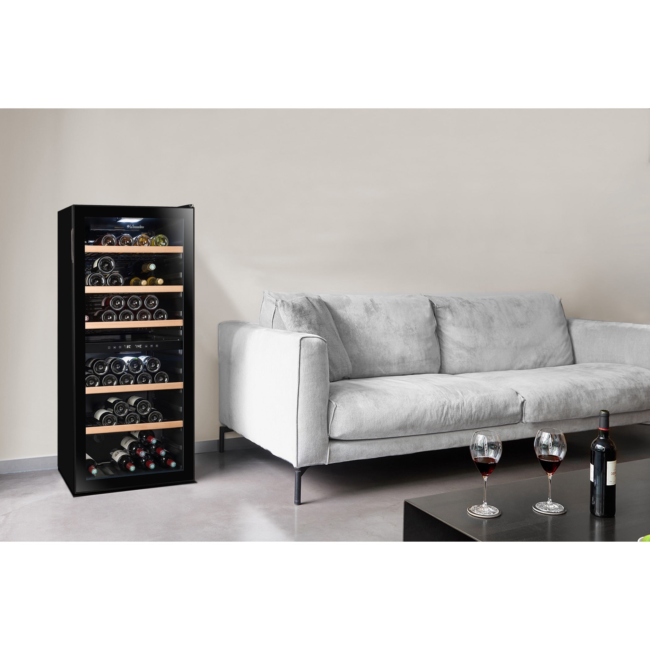 Vista de la Vinoteca 102 botellas La Sommelière LS102DZ BLACK doble zona con estantes de madera llenos de botellas