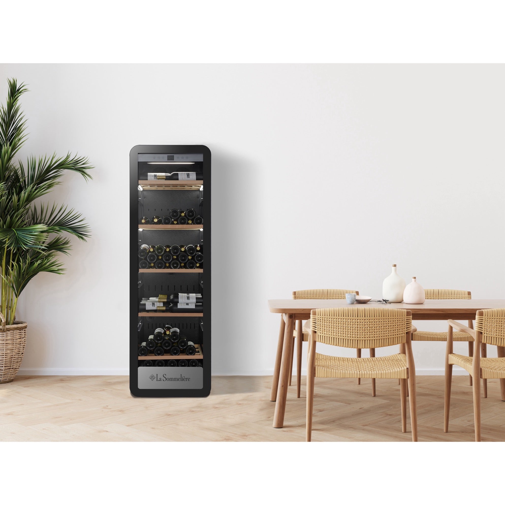 Vista de la Vinoteca 185 botellas La Sommelière APOGEE 200PV repleta de botellas en estantes de madera