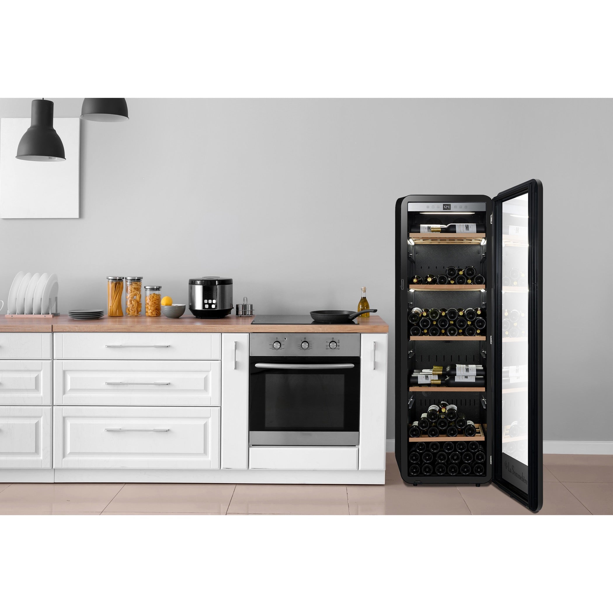 Vista de la Vinoteca 185 botellas La Sommelière APOGEE 200PV completamente abastecida con botellas de vino