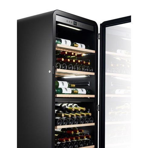 Vista de la Vinoteca 247 botellas La Sommelière APOGEE 250DZ doble zona repleta de botellas en estantes de madera