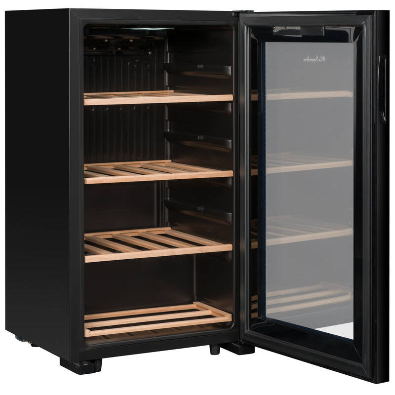 Vinoteca La Sommelière LS36 Black vacía con puerta abierta en ángulo, interior negro y estantes de madera.