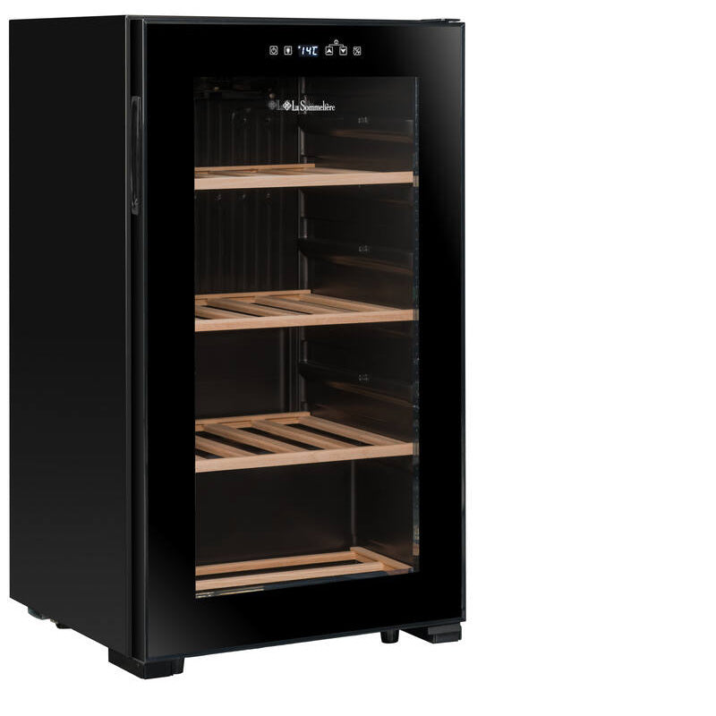 Vinoteca La Sommelière LS36 Black vacía, vista en perspectiva con puerta de cristal cerrada y estantes de madera vacíos.