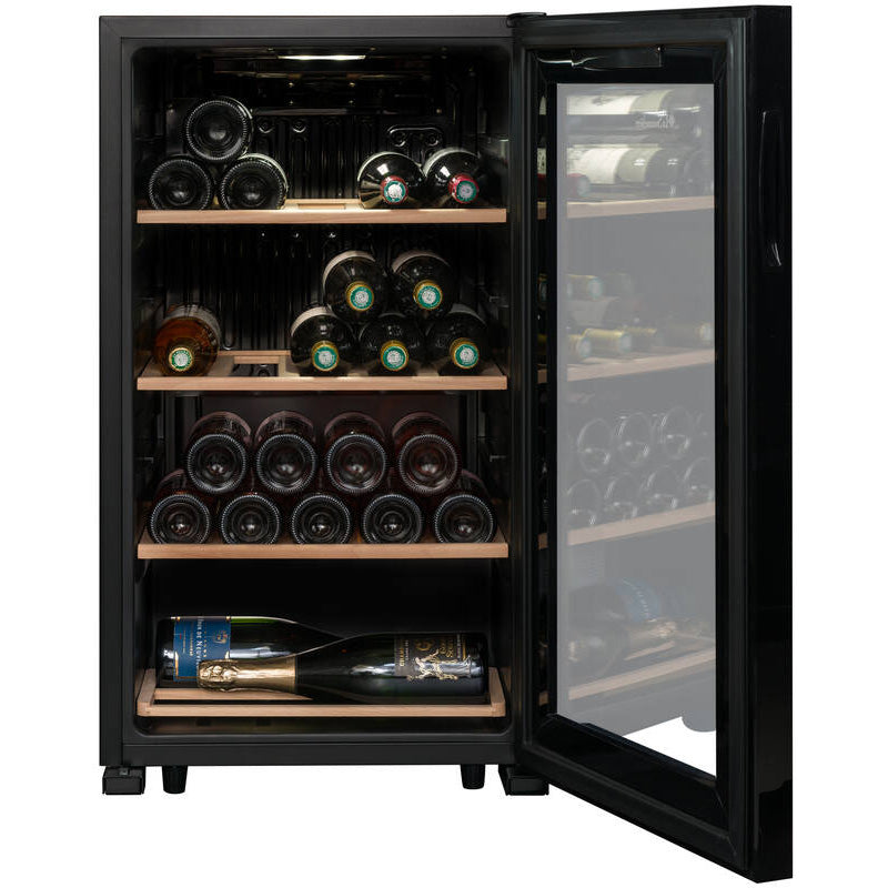 Vinoteca La Sommelière LS36 Black con puerta abierta y botellas de vino en estantes de madera, incluido champán en la base.
