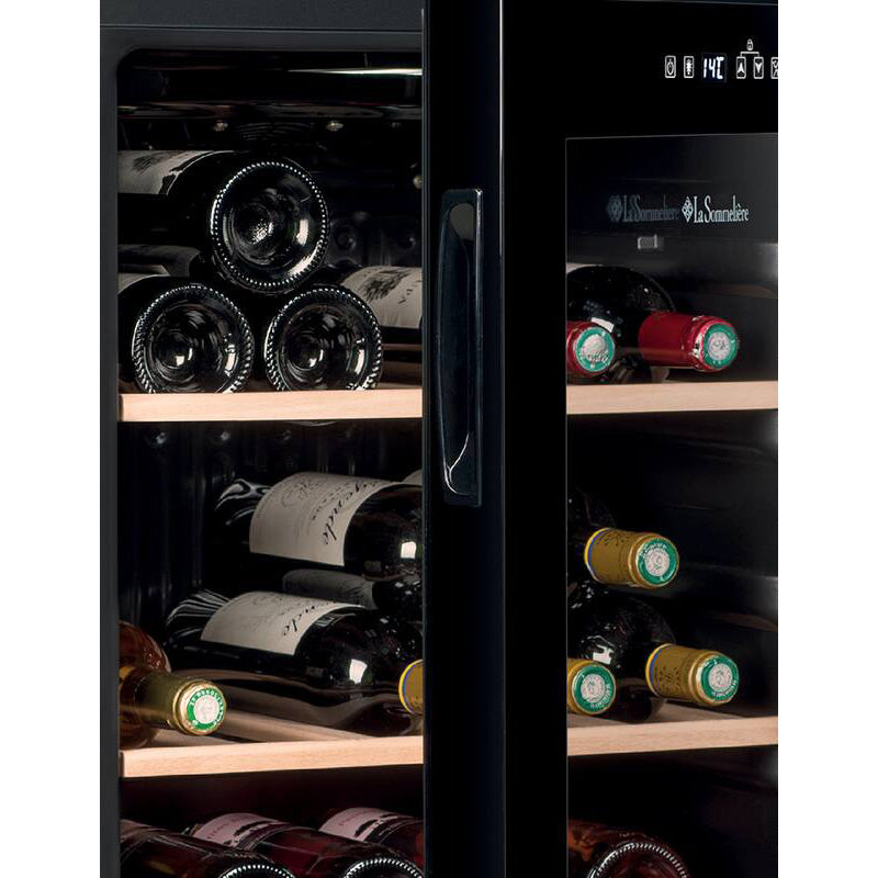 Primer plano de la puerta y asa de la vinoteca La Sommelière LS36 Black mostrando botellas de vino tras el cristal y panel digital.