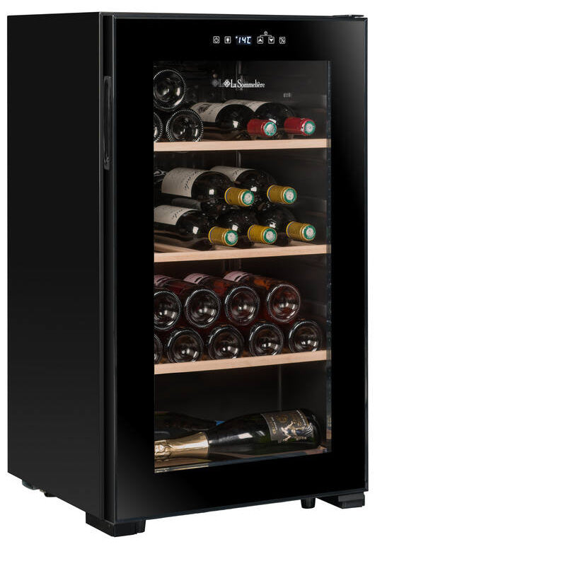 Vista en perspectiva de la vinoteca La Sommelière LS36 Black llena, con puerta de vidrio tintado y estantes de madera ocupados.