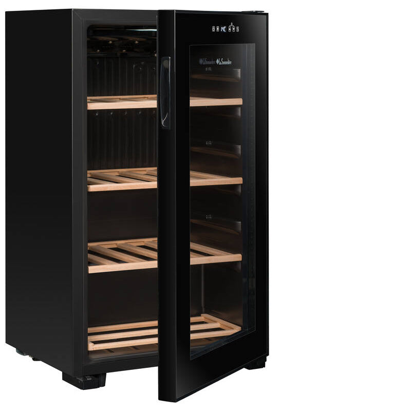 Vista en perspectiva de la vinoteca La Sommelière LS36 Black vacía, con puerta de cristal cerrada y estantes de madera.