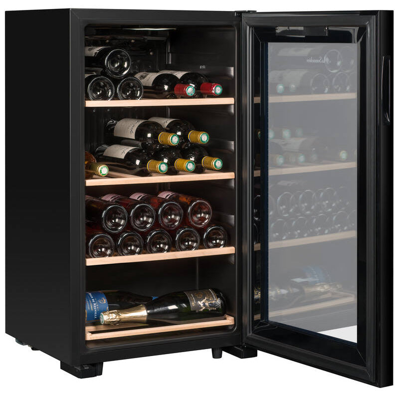 Vinoteca La Sommelière LS36 Black con puerta abierta y estantes de madera llenos de botellas de vino y champán.