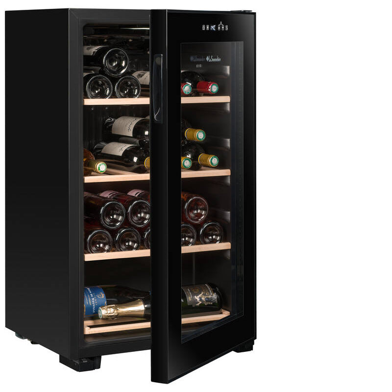 Vinoteca La Sommelière LS36 Black parcialmente abierta, con puerta de cristal pivotada y botellas en estantes de madera.