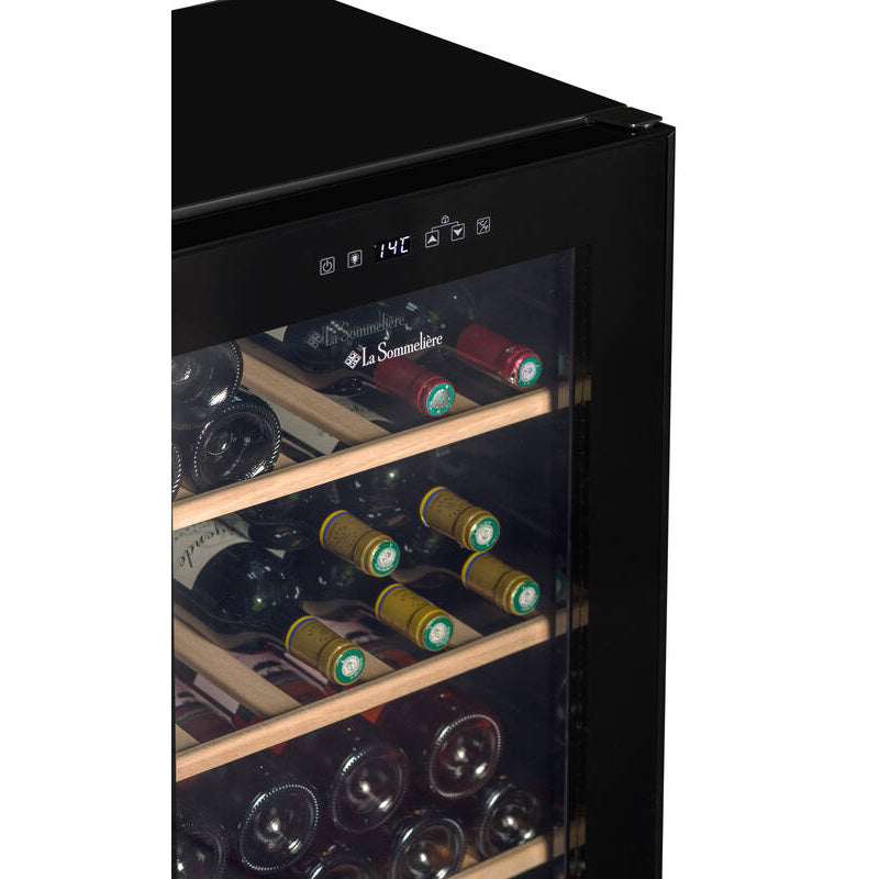 Detalle de la parte superior de la vinoteca La Sommelière LS36 Black con display de temperatura y botellas detrás del vidrio.
