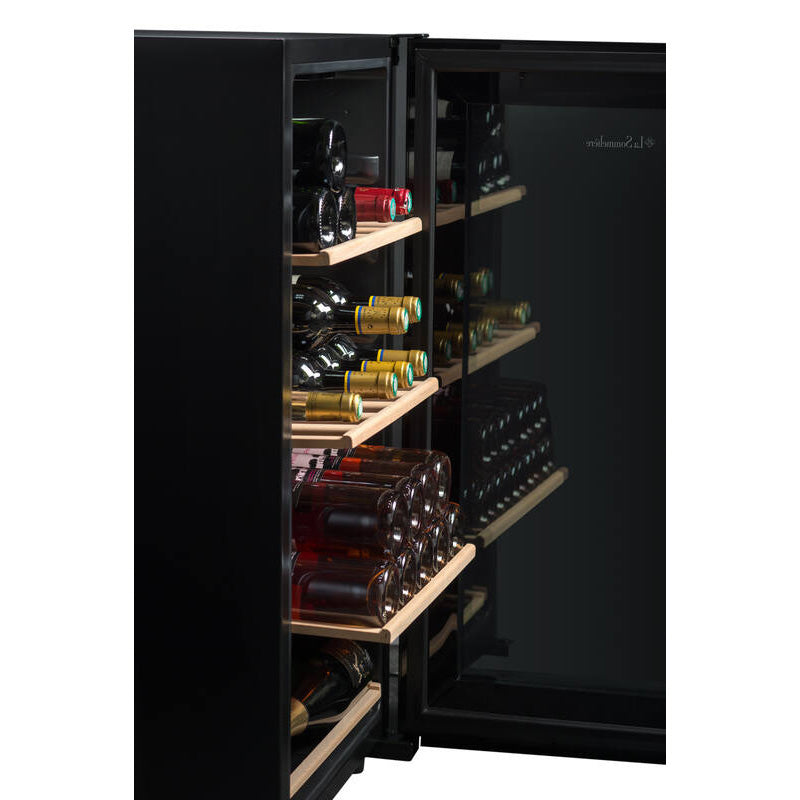 Vista lateral de la vinoteca La Sommelière LS36 Black con puerta abierta y estantes de madera deslizantes llenos de botellas.