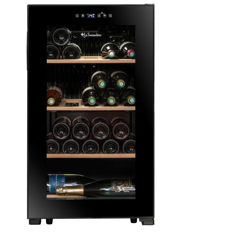 Vista frontal de la vinoteca La Sommelière LS36 Black con puerta de vidrio y estantes de madera repletos de botellas y panel digital.