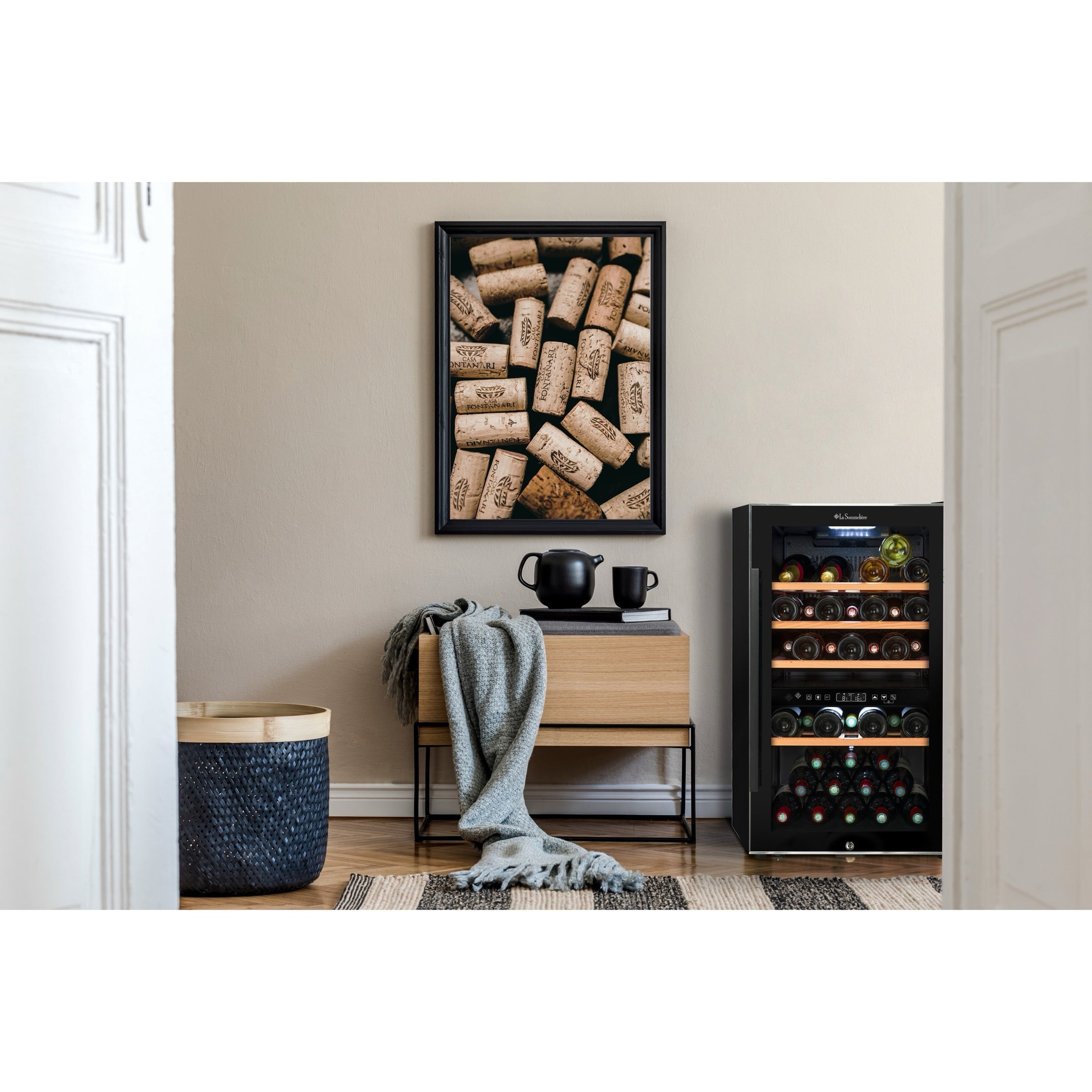 Vista de la Vinoteca 49 botellas La Sommelière ECS51.2Z doble zona repleta de botellas en estantes de madera