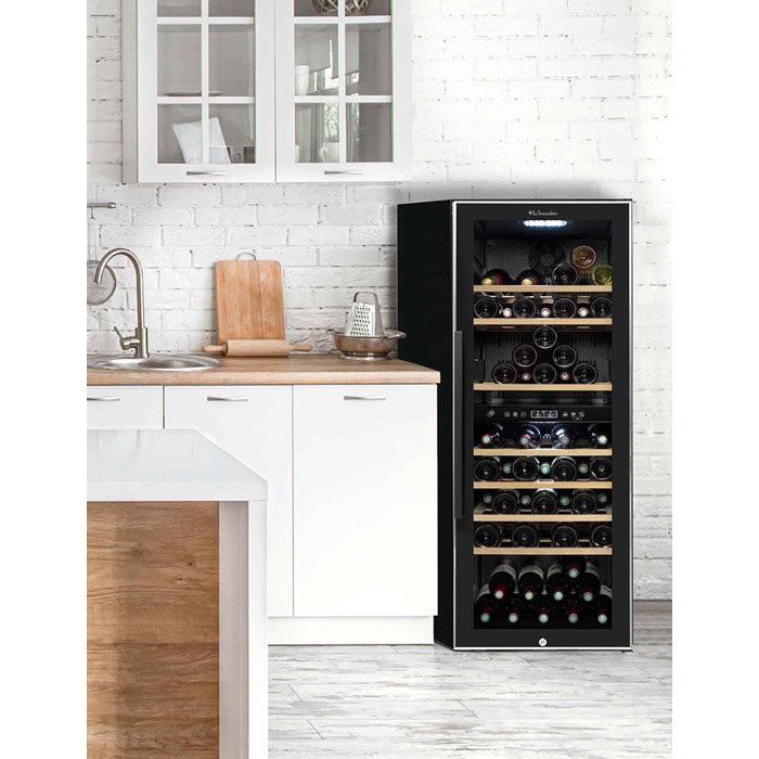 Vista de la Vinoteca 75 botellas La Sommelière ECS81-2Z doble zona repleta de botellas en estantes de madera