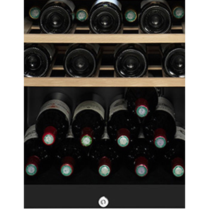 Vista de la Vinoteca 75 botellas La Sommelière ECS81-2Z doble zona con estantes de madera llenos de botellas