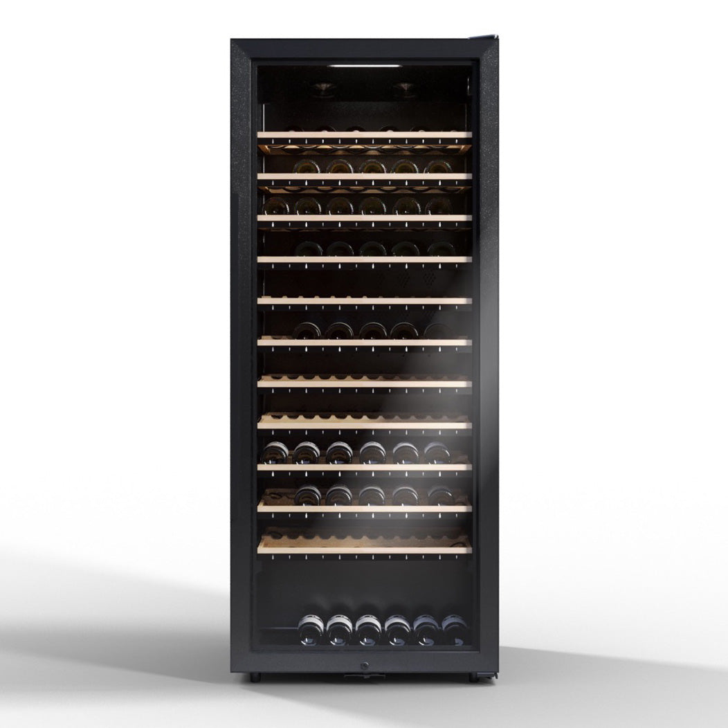 Vista de la Vinoteca multizona 149 botellas La Sommelière ECELLAR150 con estantes de madera llenos de botellas