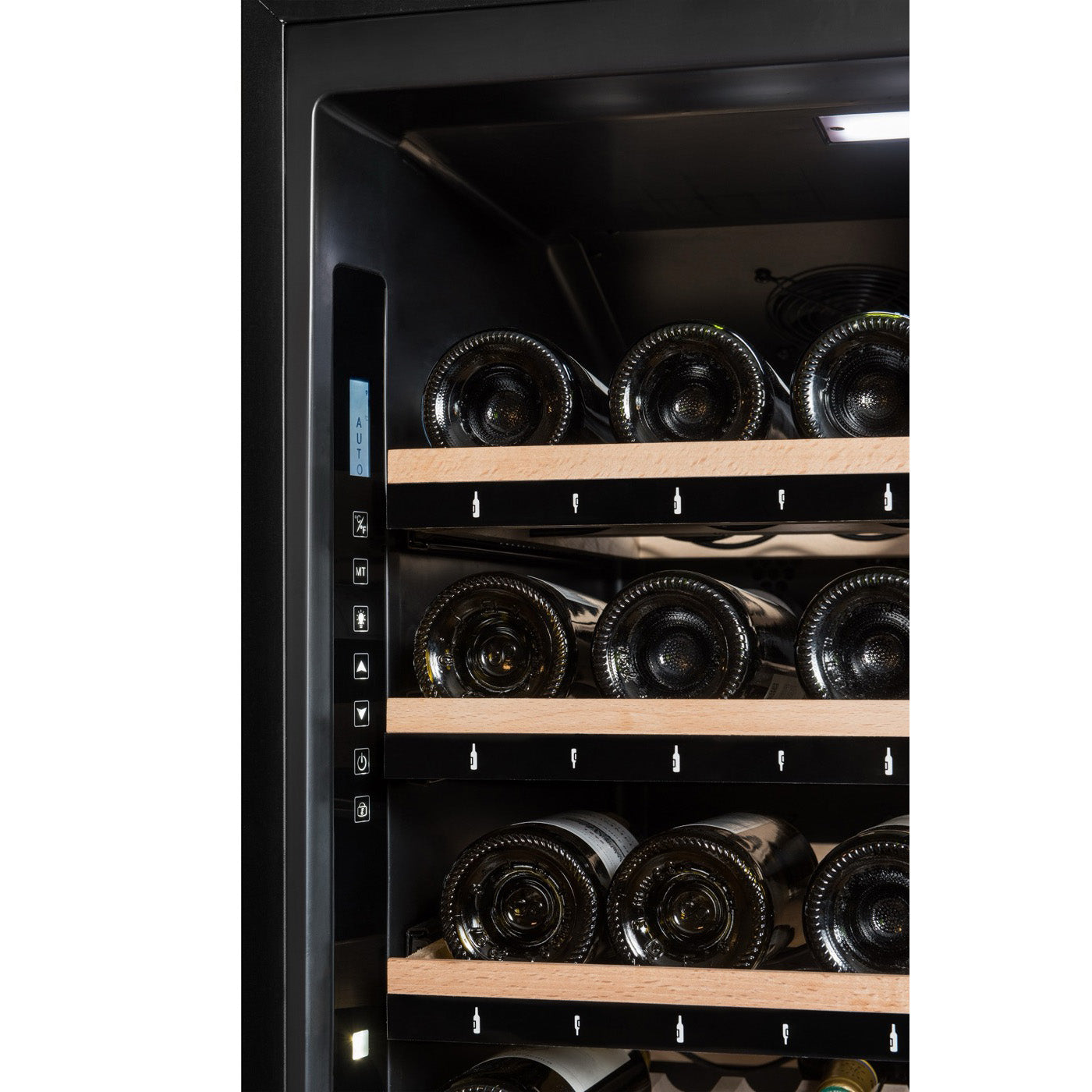 Vista de la Vinoteca multizona 149 botellas La Sommelière ECELLAR150 con estantes de madera llenos de botellas