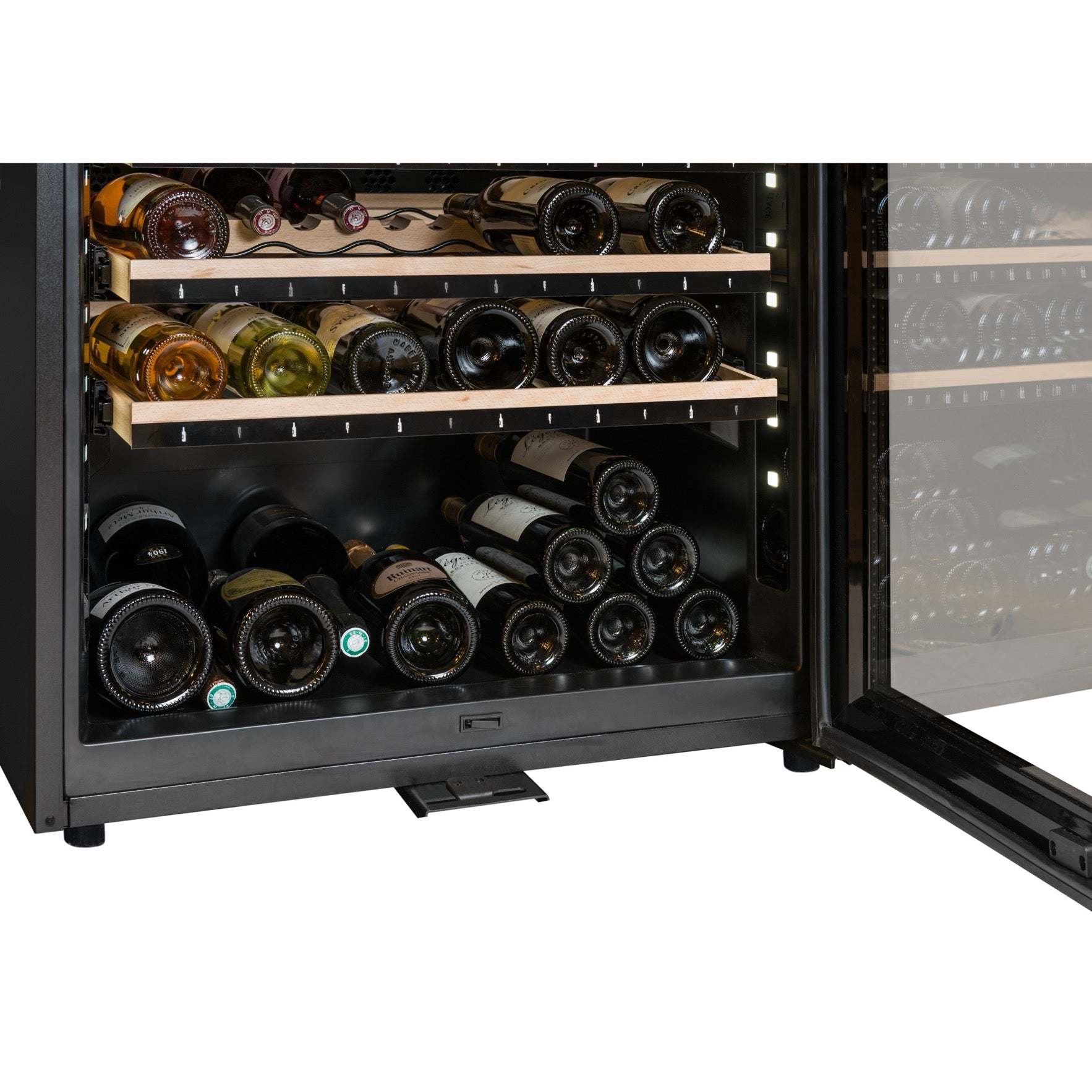 Vista de la Vinoteca multizona 149 botellas La Sommelière ECELLAR150 con estantes de madera llenos de botellas