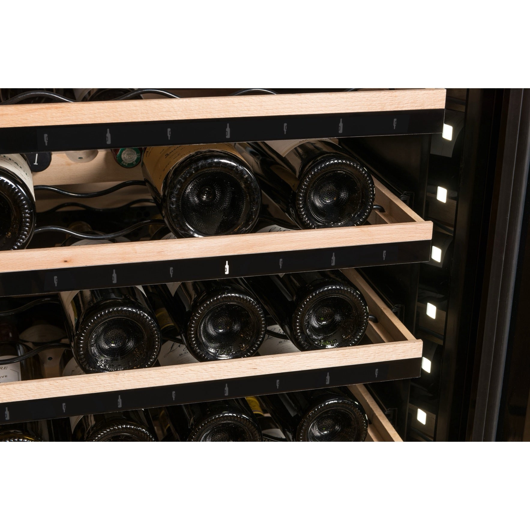 Vista de la Vinoteca multizona 149 botellas La Sommelière ECELLAR150 completamente abastecida con botellas de vino