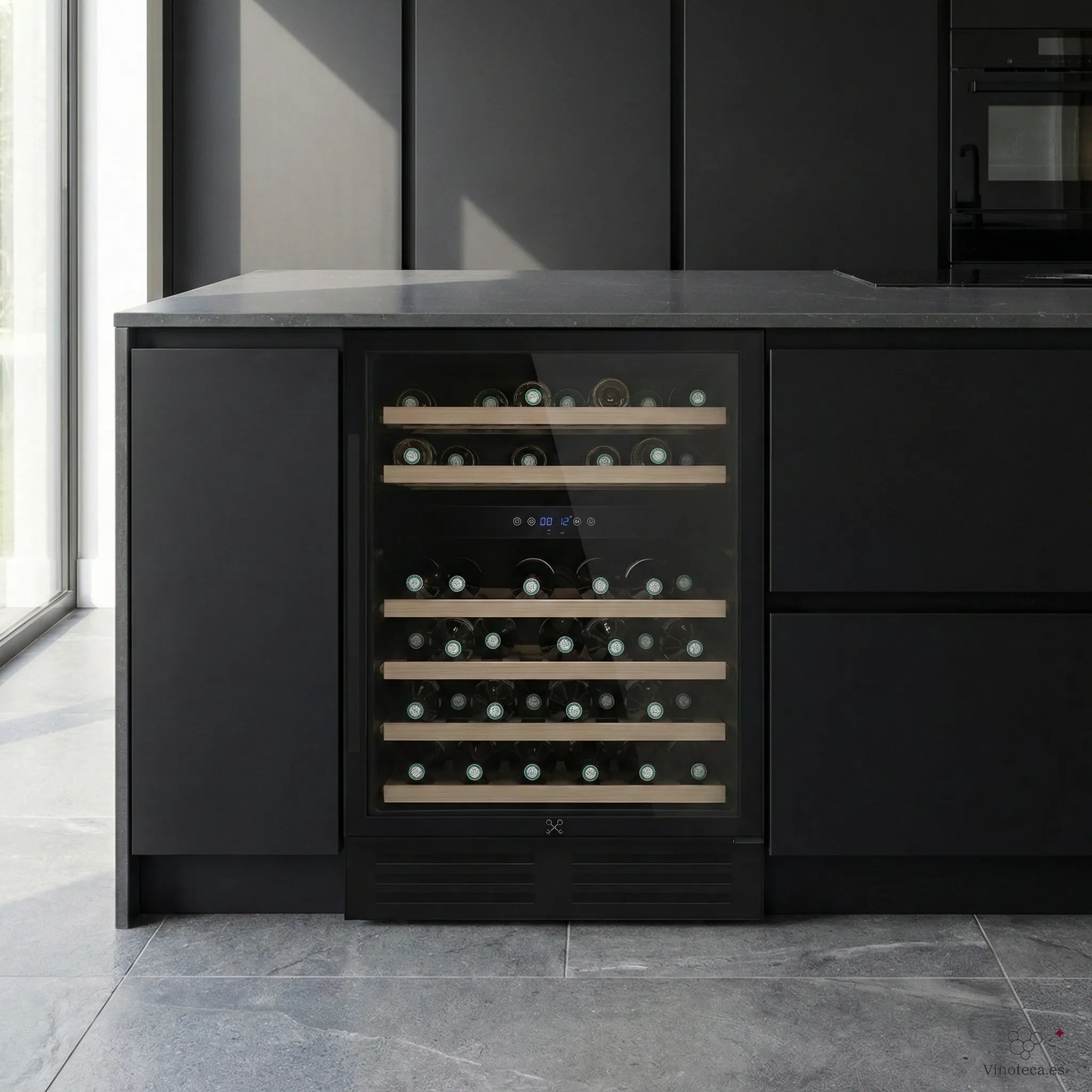 Vinoteca Les Petits Champs CAVCEDB46 de 46 botellas con doble zona de temperatura, integrada en mueble de cocina negro con puerta de cristal y estantes de madera.