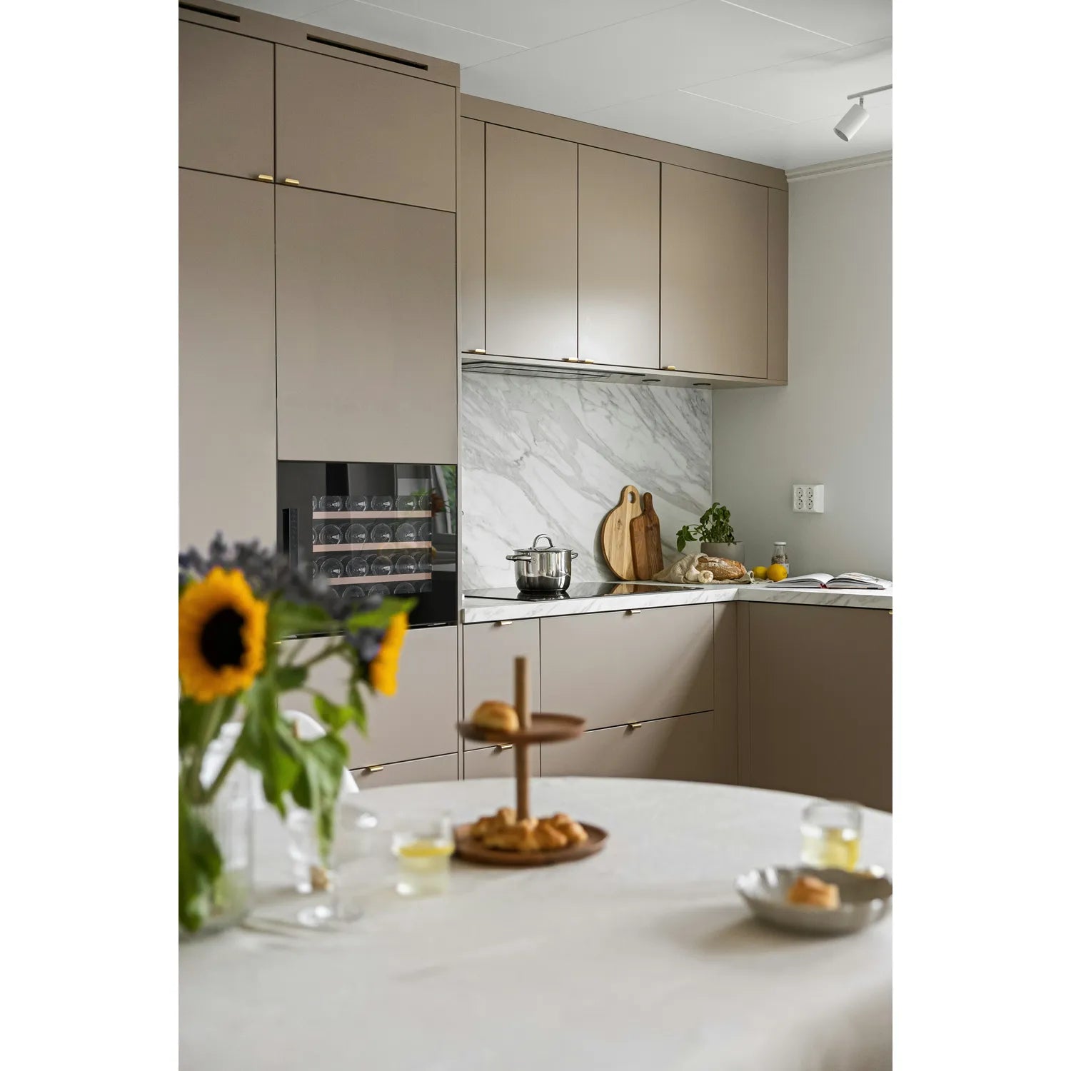 Vinoteca Cavin Scandinavian Collection 45 Fullglass Black de 24 botellas instalada bajo encimera en cocina.